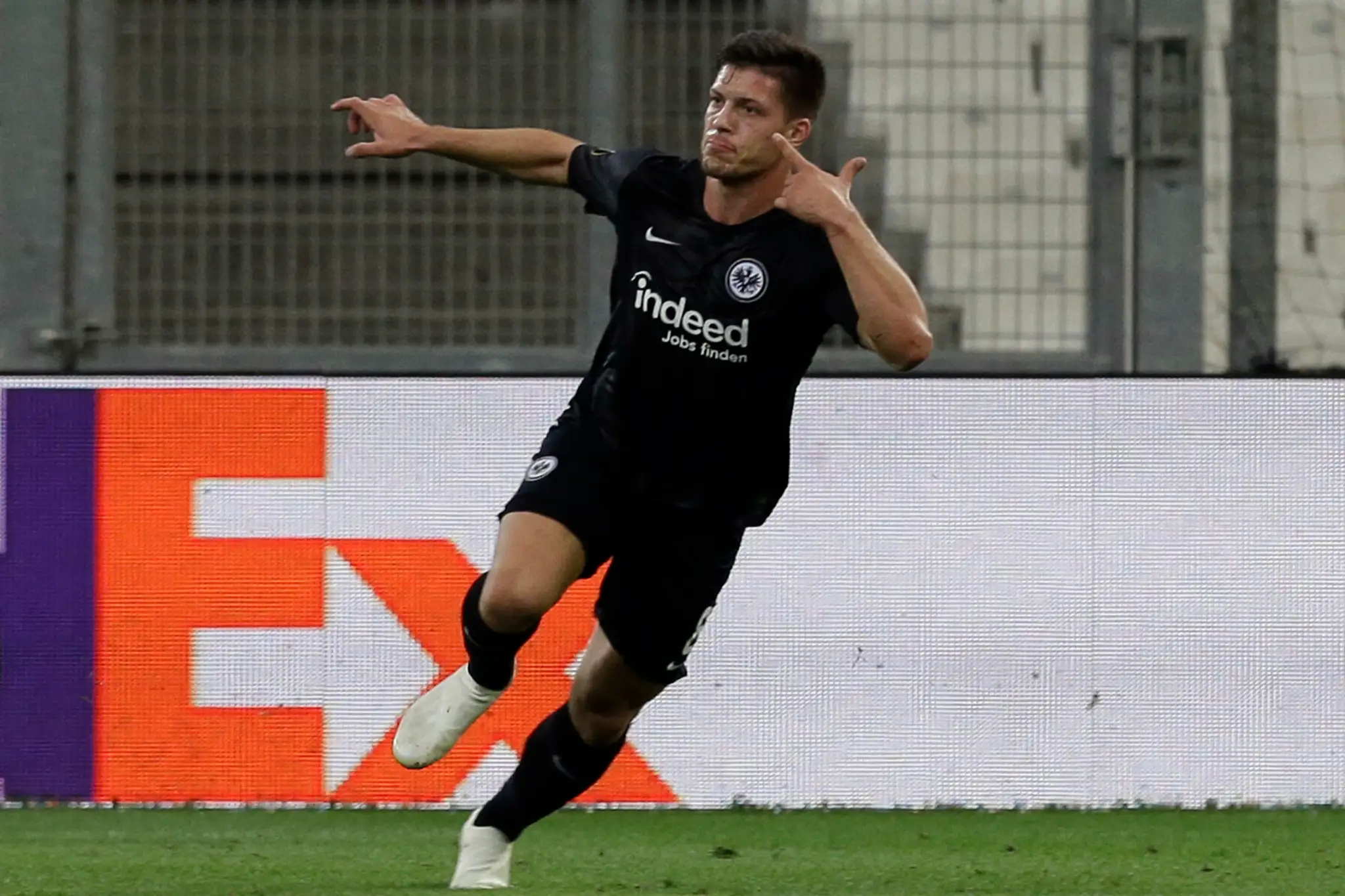 Útočník Frankfurtu Luka Jovič oslavuje svoj gól na pôde Marseille v stretnutí EL.