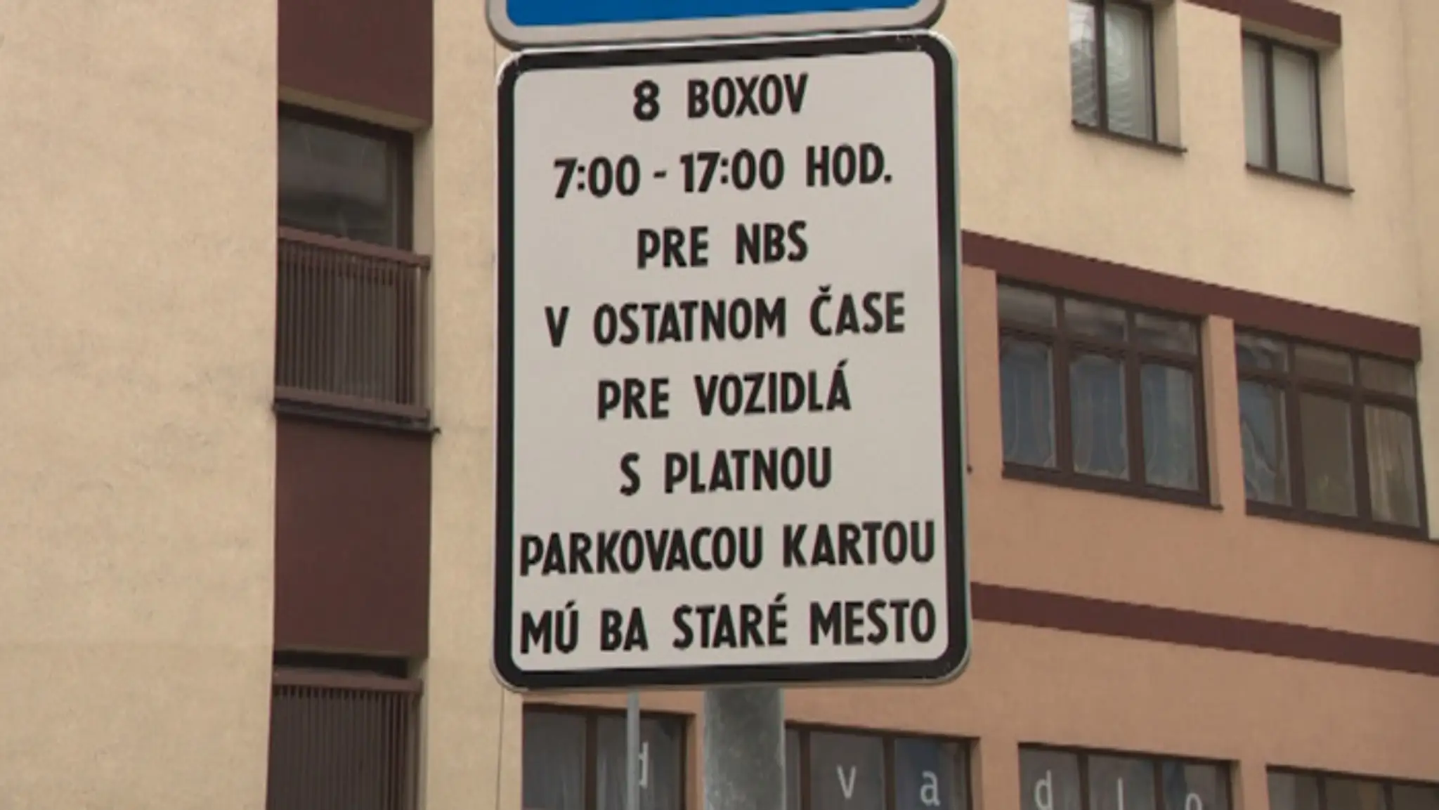 Osadená tabuľa na parkovisku pri NBS.