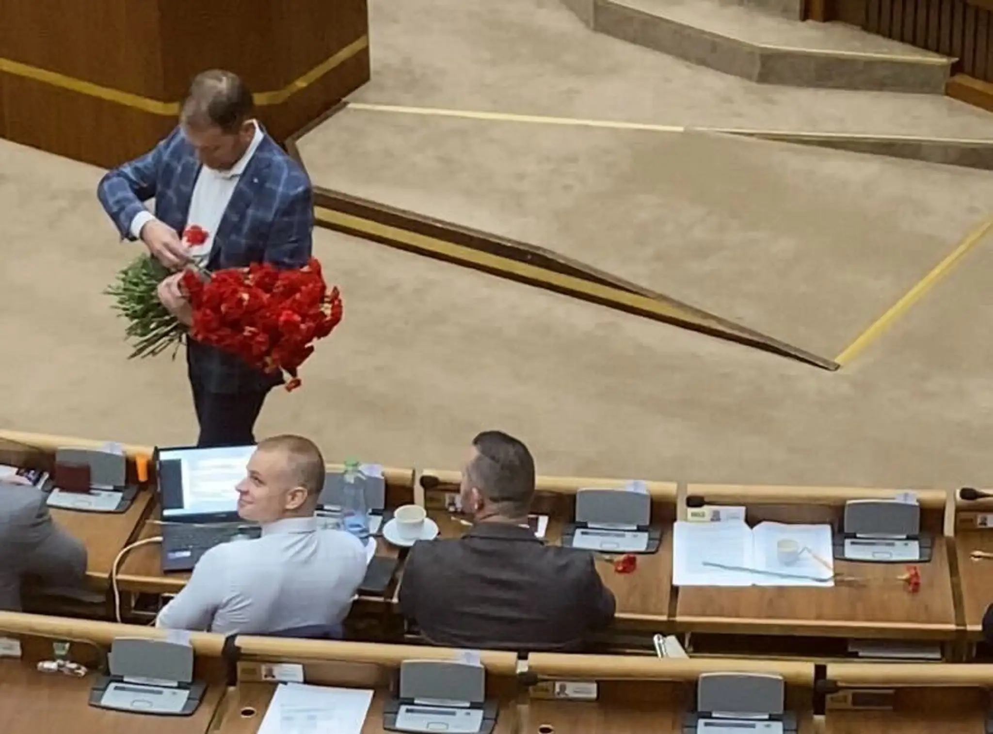 Matovič rozdával v pléne NRSR karafiáty.