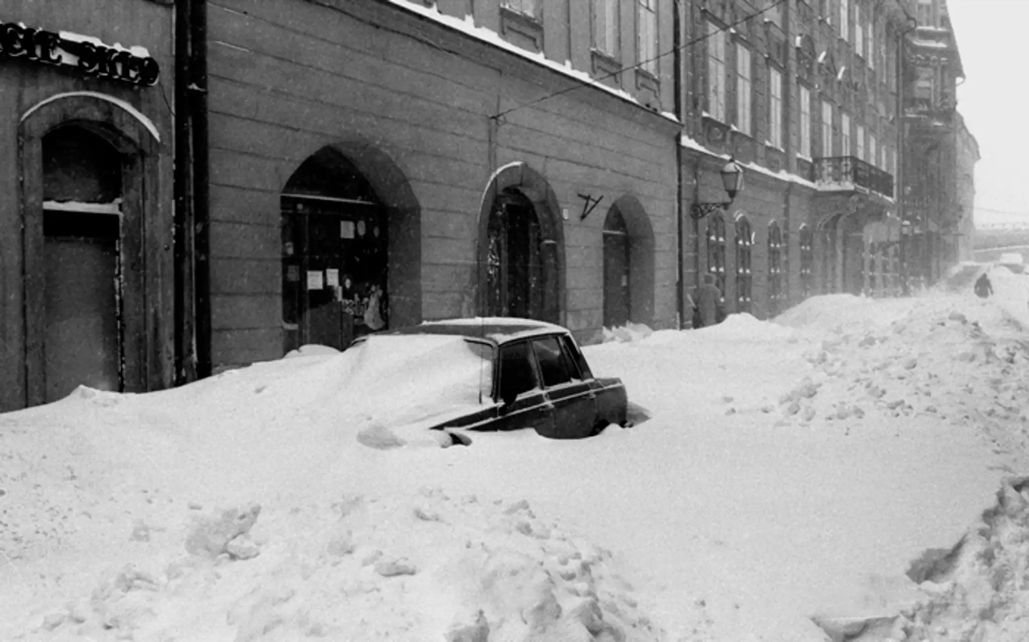 Na snímke z 12. januára 1987 je zaviate auto pri Moste SNP v Bratislave.