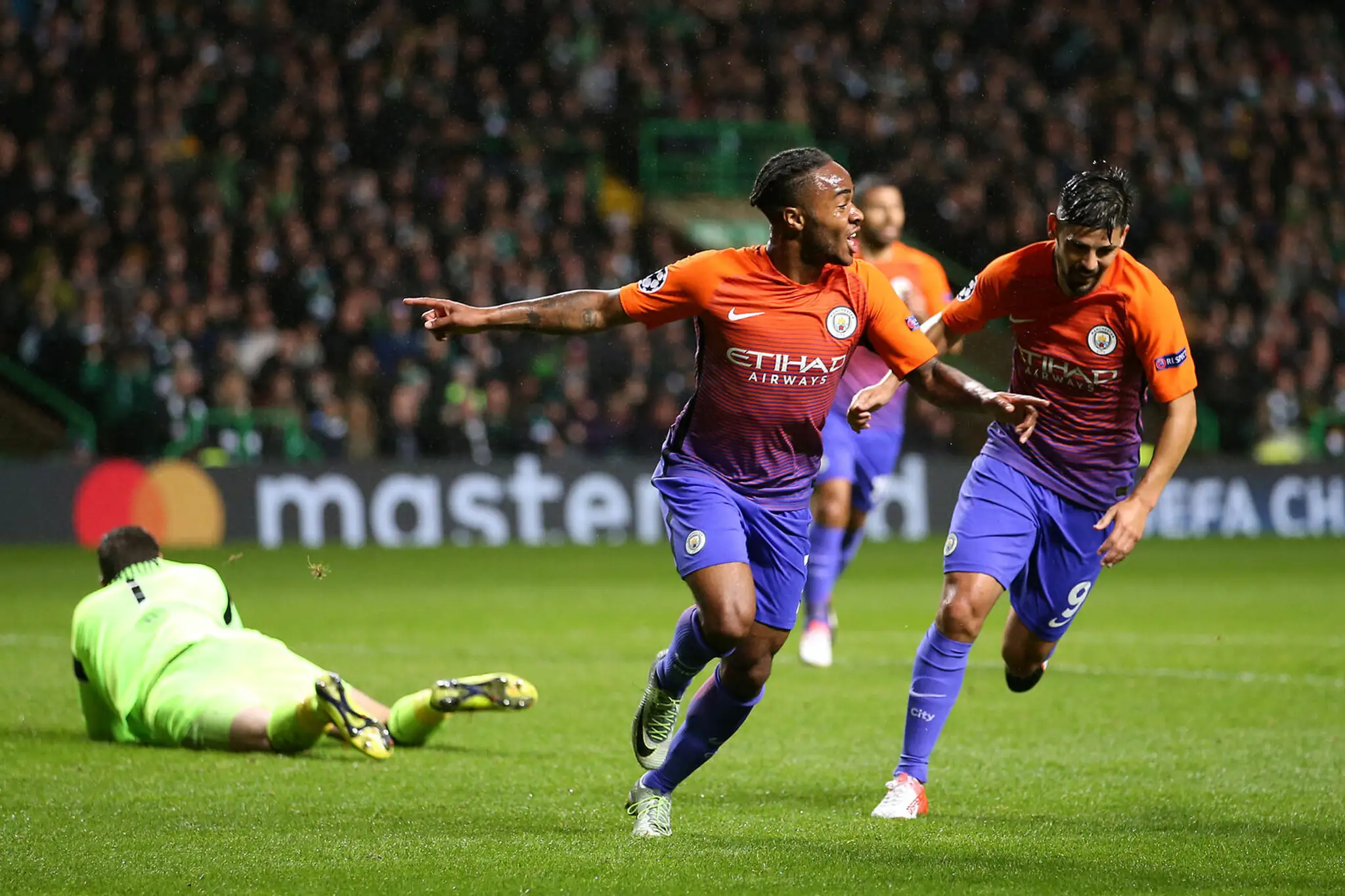 Krídelník Manchestru City Raheem Sterling oslavuje zásah na pôde Celticu Glasgow v zápase LM.