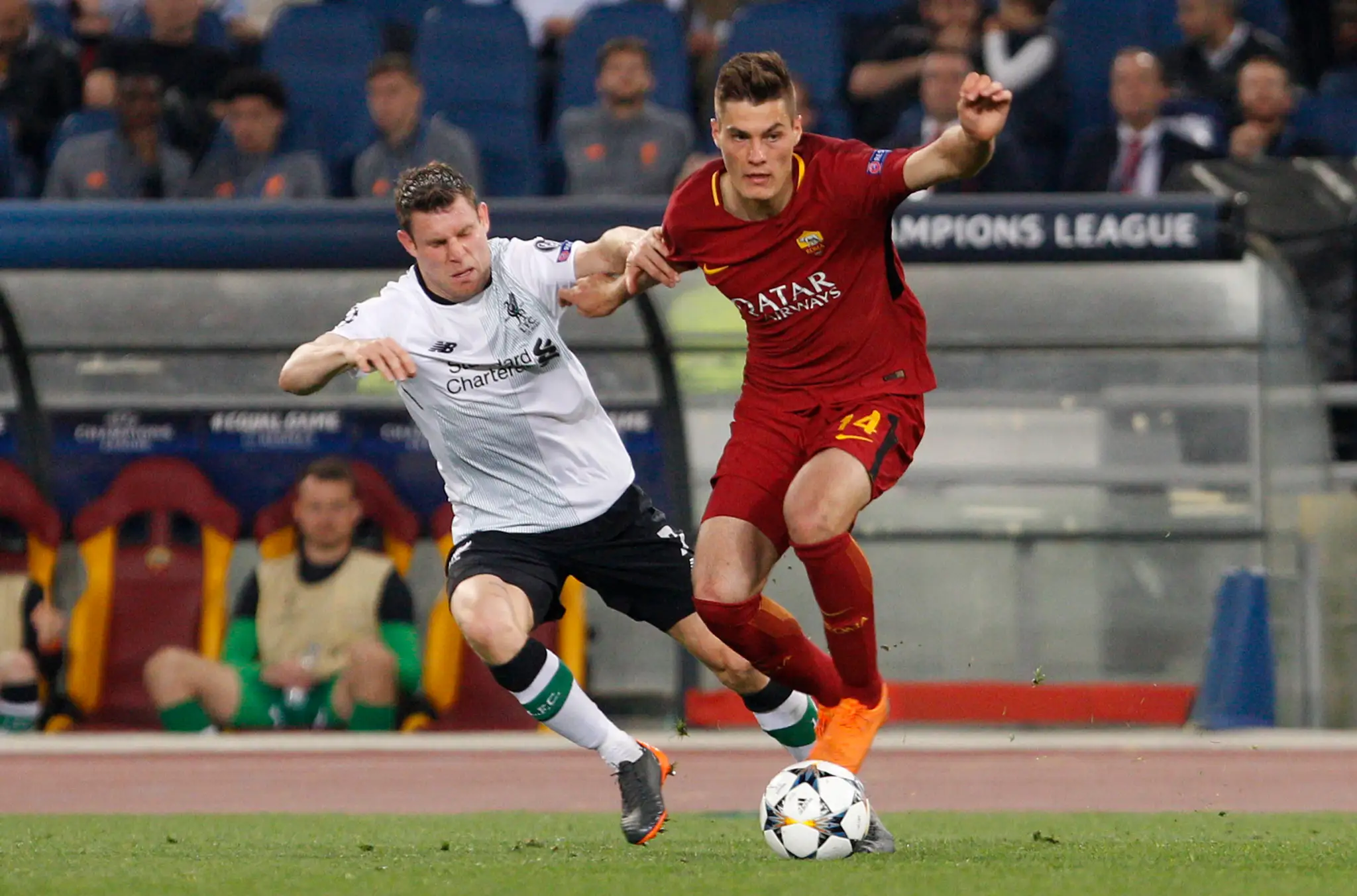 Patrik Schick (vpravo) z AS Rím bojuje o loptu s Jamesom Milnerom z Liverpoolu v odvete semifinále LM.