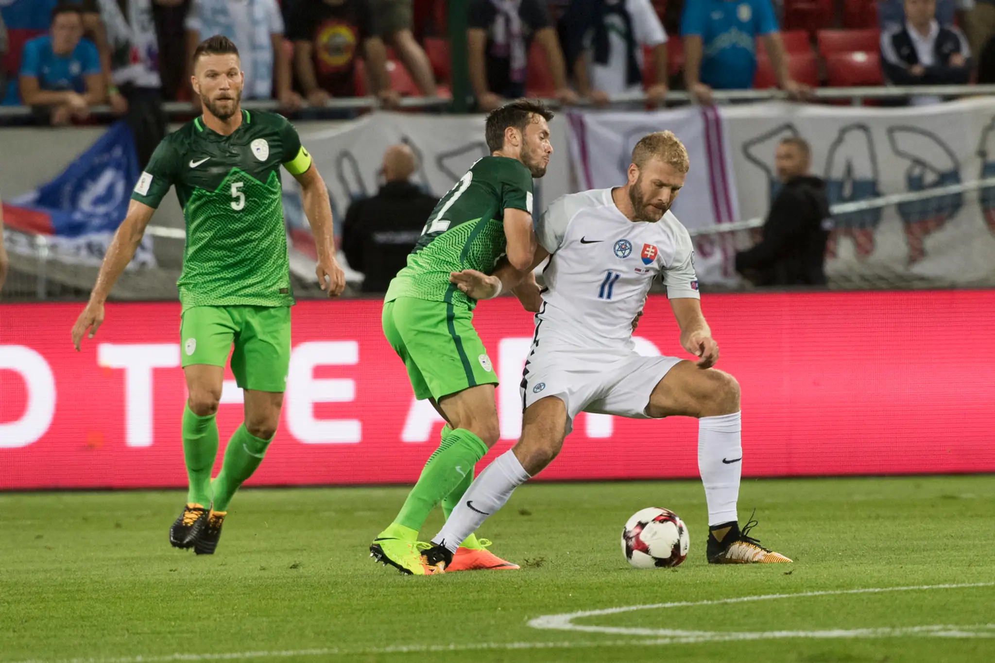 Na snímke sprava Adam Nemec (Slovensko), Amedej Vetrih a Bošijan Cesar v kvalifikácii MS.