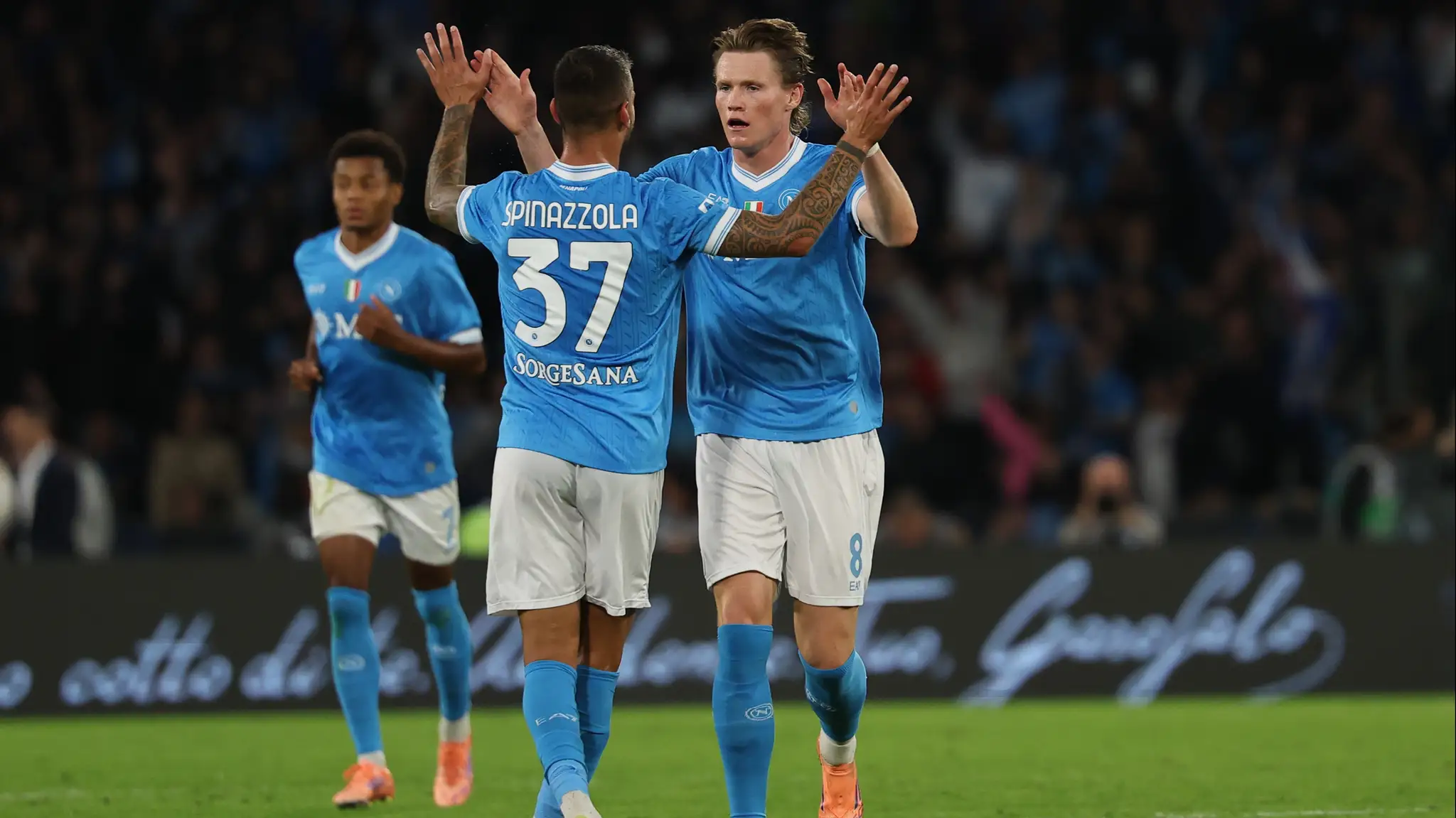 Na snímke hráč Neapolu Scott McTominay (vpravo) sa raduje po strelení gólu. (cropped)