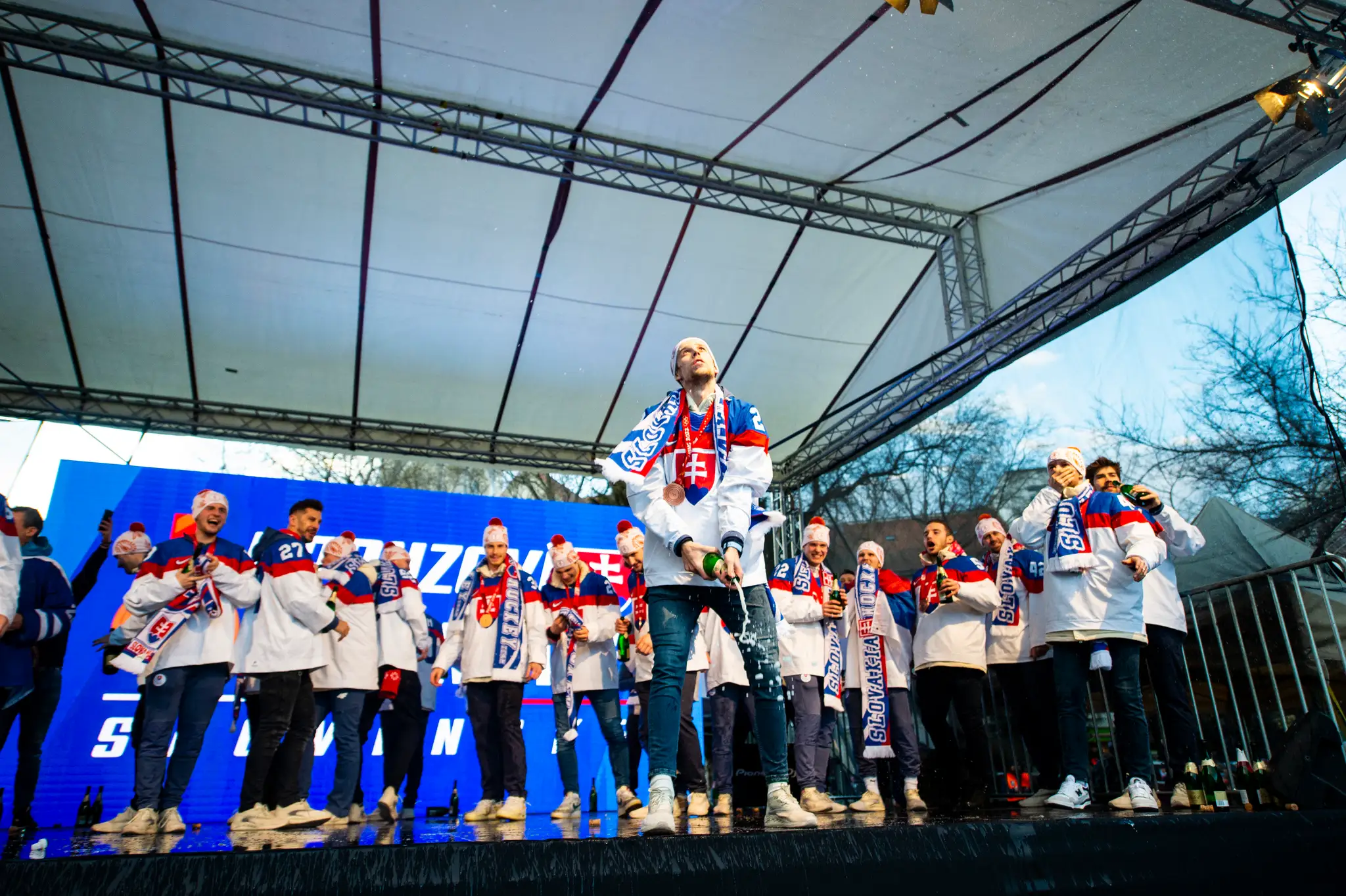 Bronzoví hokejoví reprezentanti zo ZOH 2022 počas osláv na Námestí SNP v Bratislave.