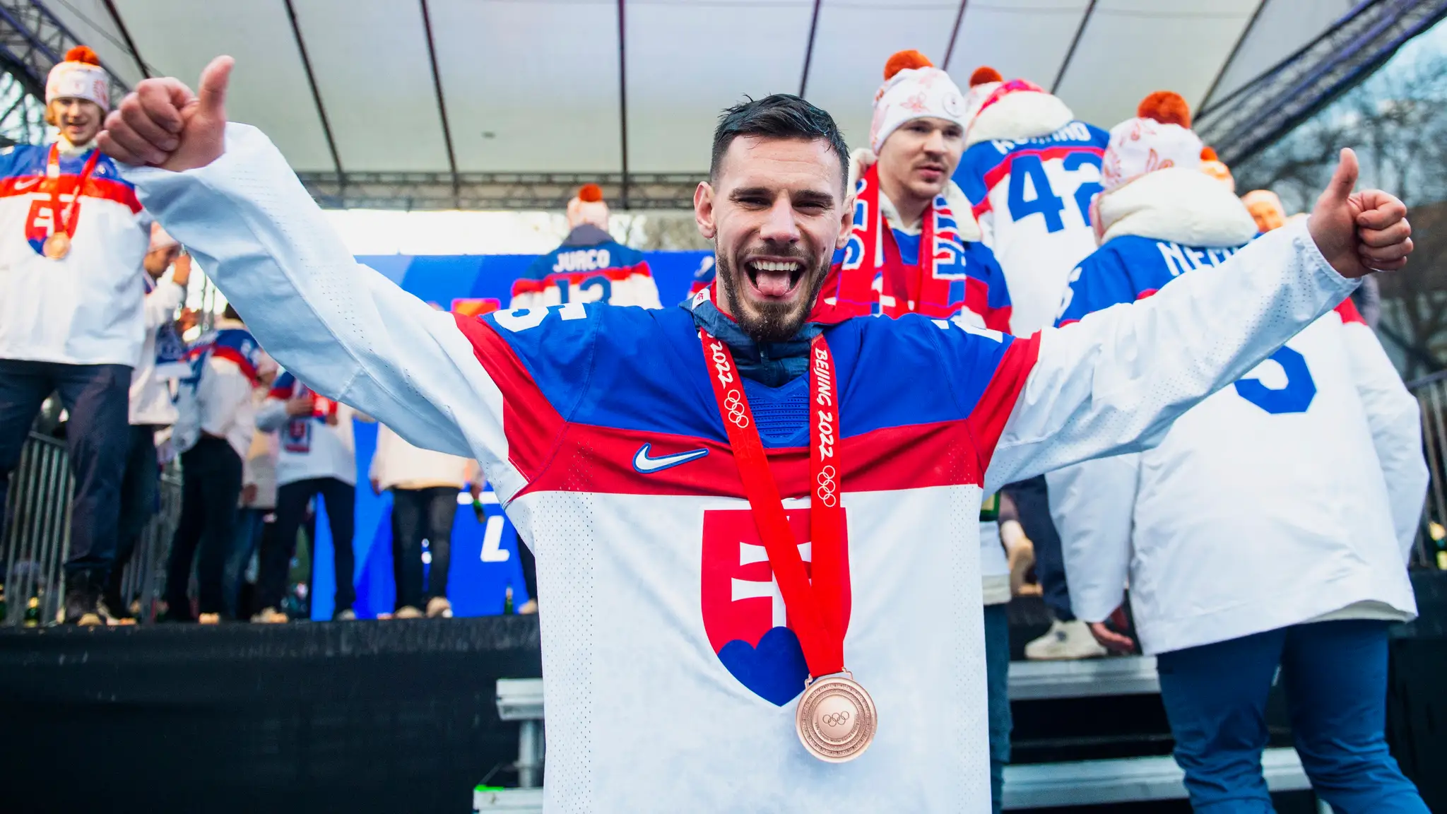 Peter Zuzin počas osláv bronzu zo ZOH 2022 na Námestí SNP v Bratislave.