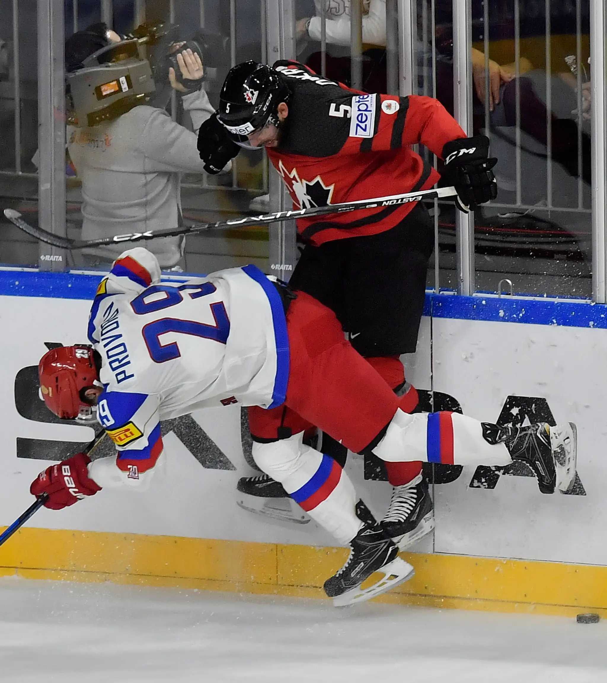 Rus Ivan Provorov (vľavo) padá v súboji s Kanaďanom Jasonom Demersom v semifinále MS 2017.