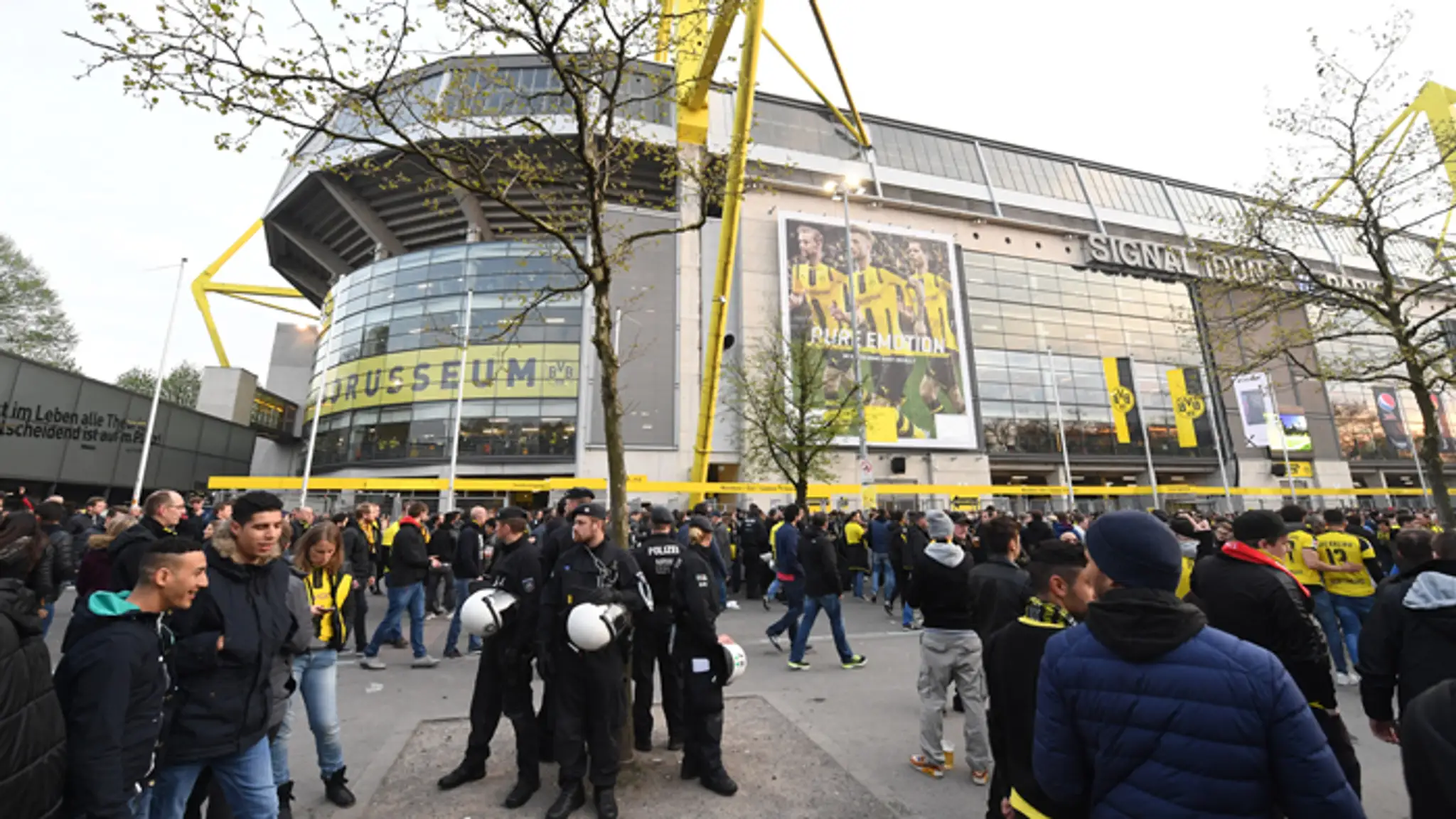 Fanúšikovia a policajti pred štadiónom Borussie Dortmund.