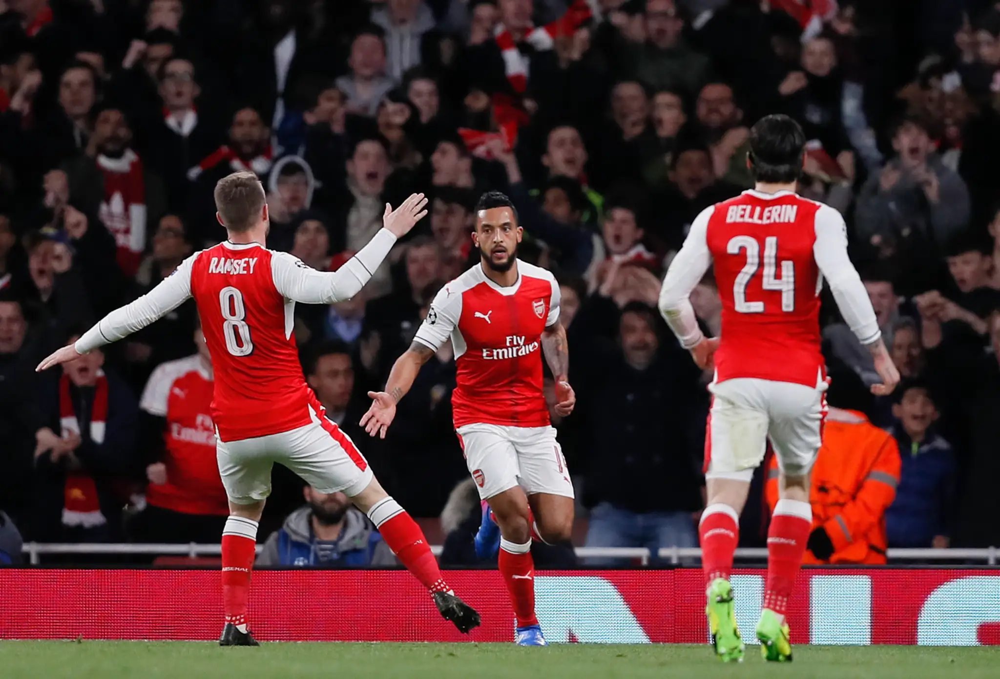 Radosť hráčov Arsenalu po góle v osemfinále LM proti Bayernu, zľava Aaron Ramsey, Theo Walcott a Hector Bellerín.