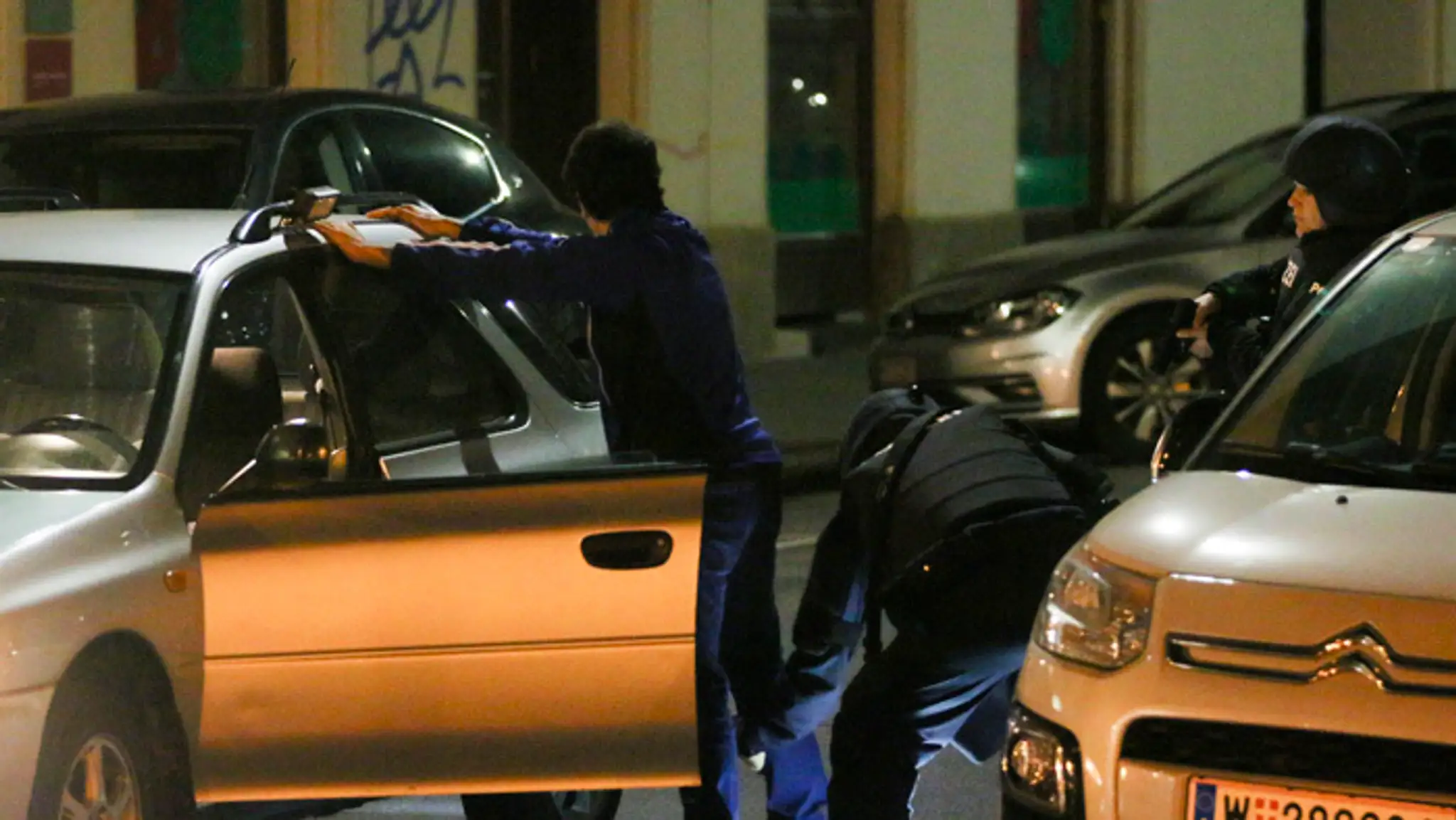 Hliadkujúci policajti vo Viedni po teroristickom útoku.