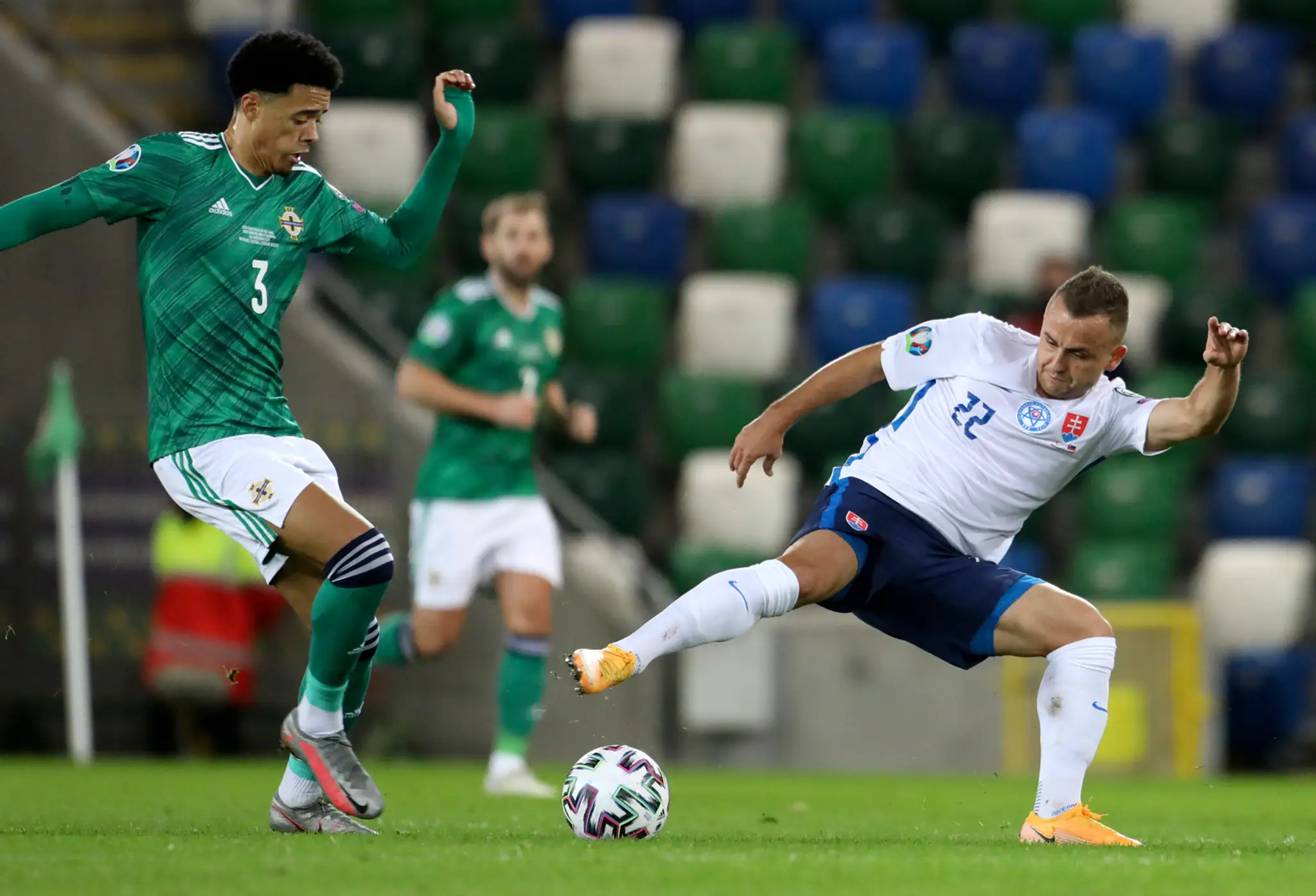 Marek Rodák vyráža loptu vo finále play off EURO 2020 na pôde Severného Írska.