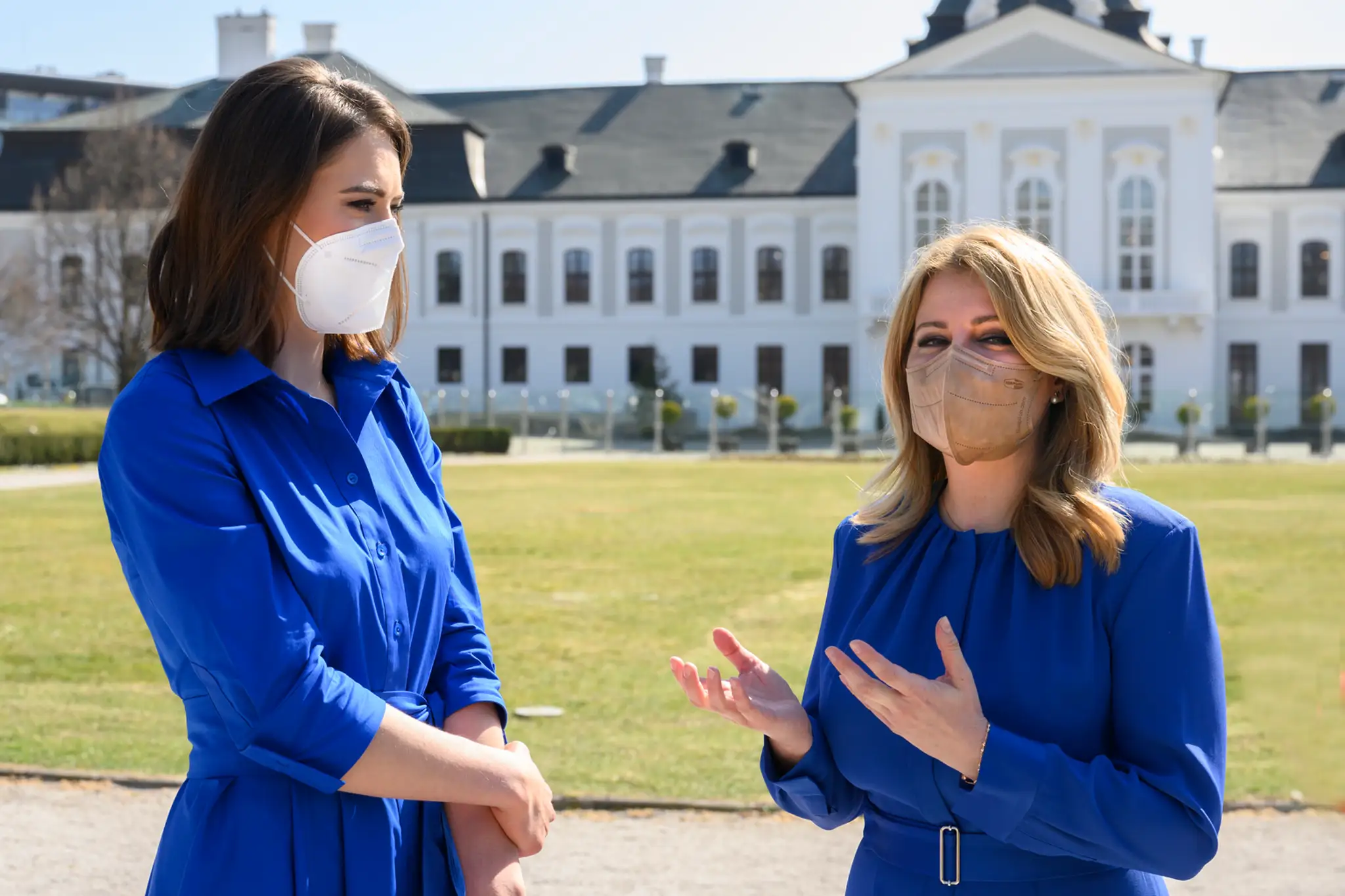 Na snímke vpravo prezidentka SR Zuzana Čaputová, ktorá prijala Petru Vlhovú v záhrade Prezidentského paláca.