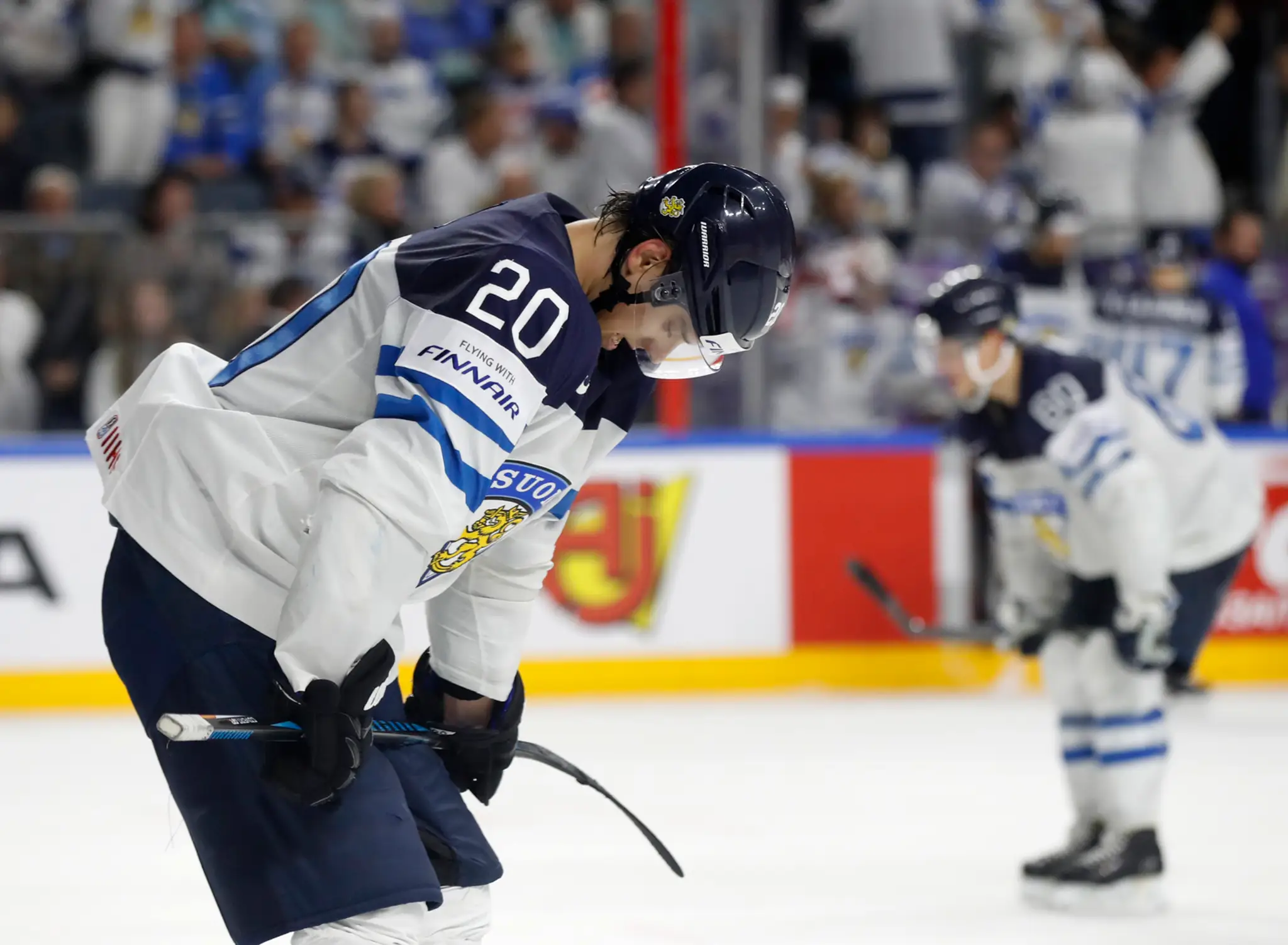 Sklamaný Fín Sebastian Aho (v popredí) po prehratom dueli o bronz na MS 2017 proti Rusku.