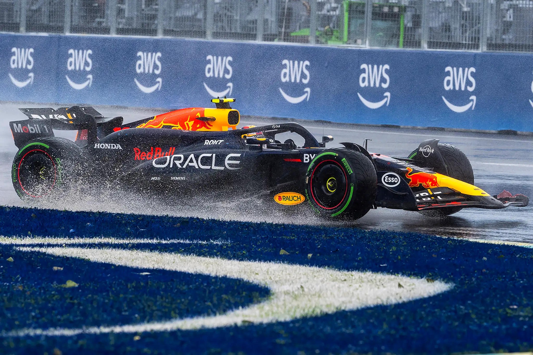 Sergio Pérez na Red Bulle sa v Kanade potrápil.