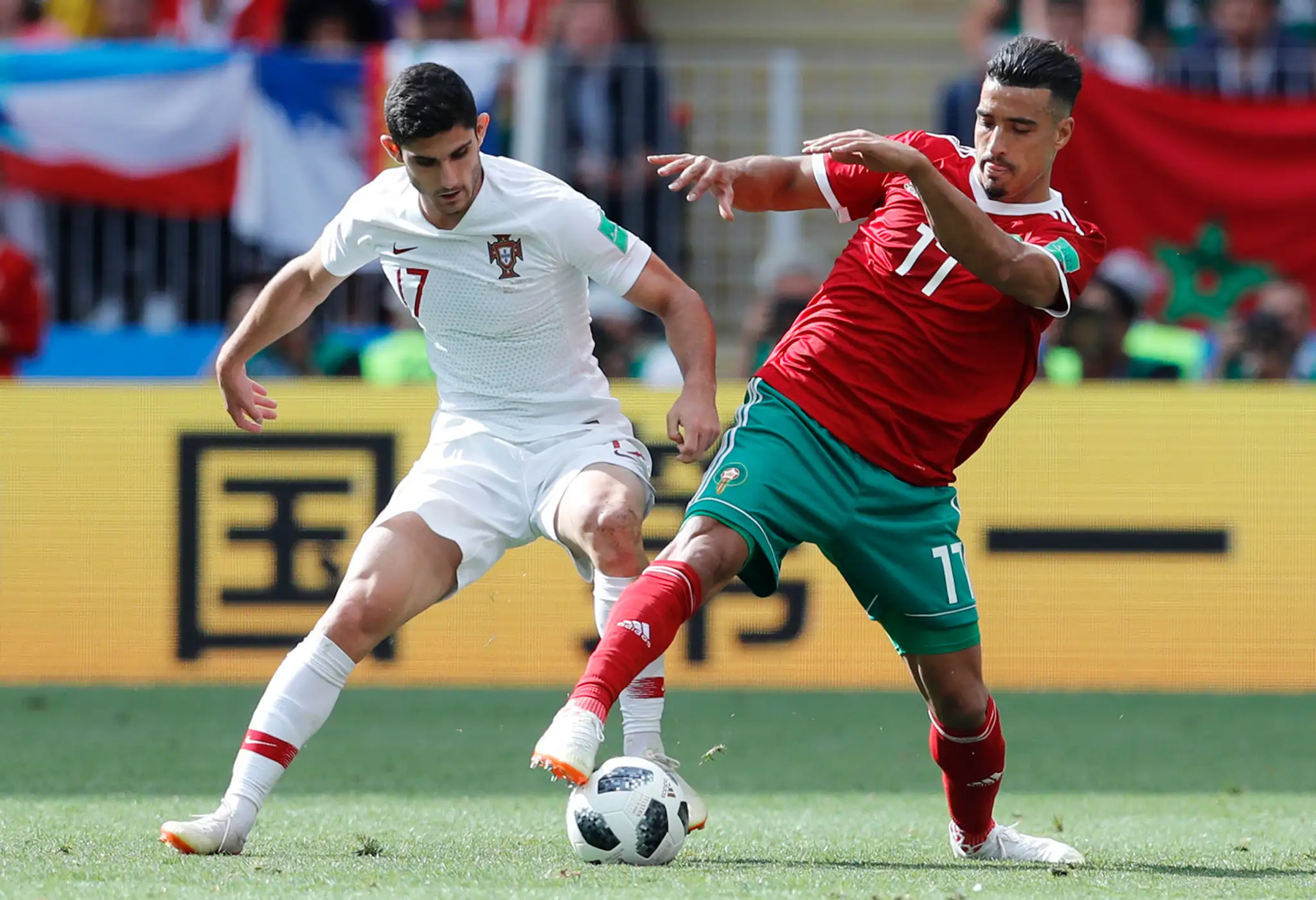 V súboji o loptu Portugalčan Goncalo Guedes (vľavo) a Faycal Fajr z Maroka v stretnutí MS 2018.