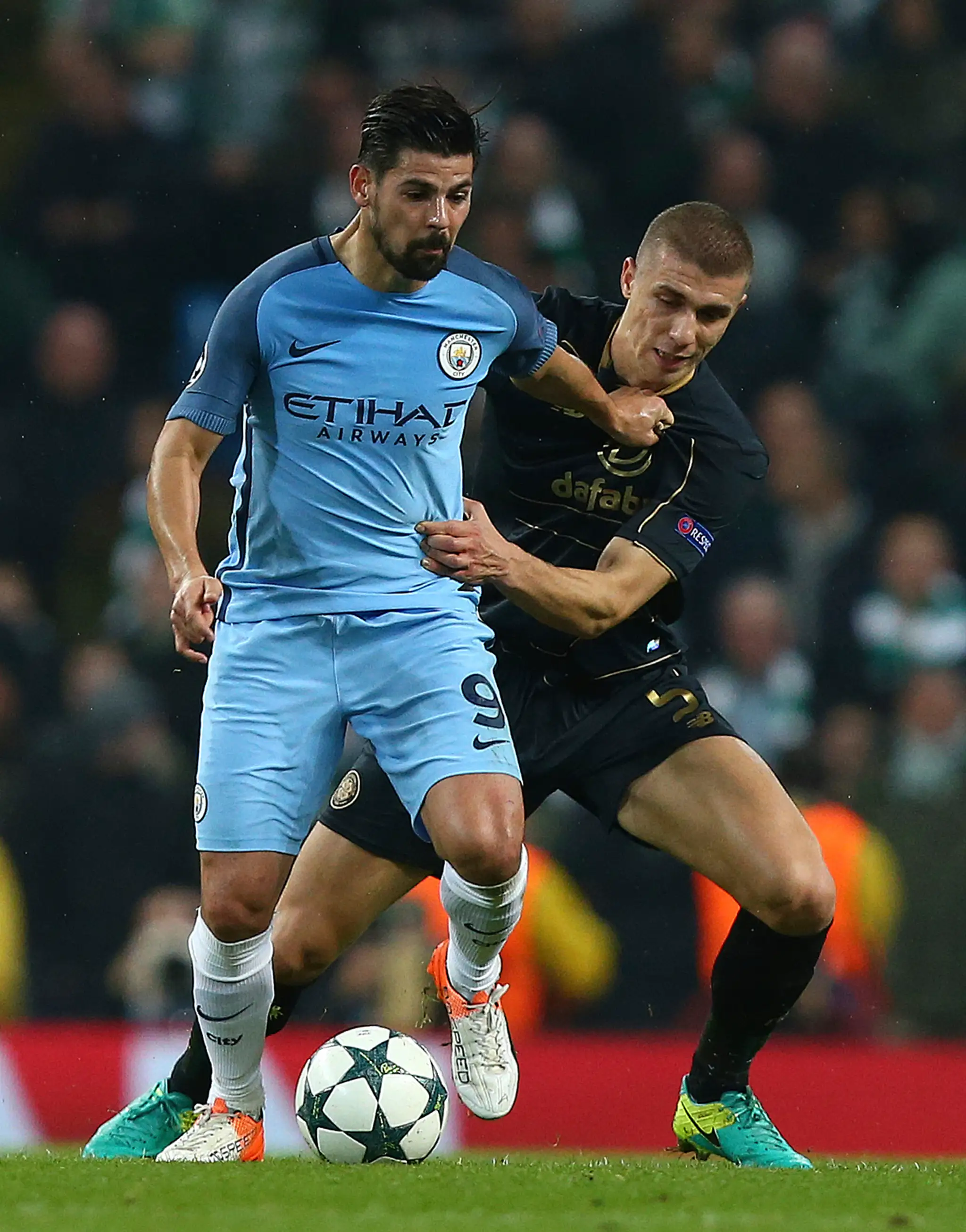 Útočník Man City Nolito (vľavo) v súboji o loptu proti bekovi Celticu Jožovi Šimuničovi v dueli LM.