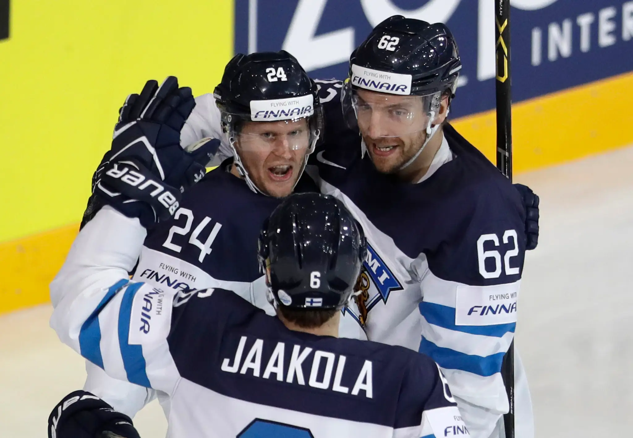Jani Lajunen (číslo 24) oslavuje svoj gól s fínskymi spoluhráčmi v dueli MS 2017 proti Kanade.