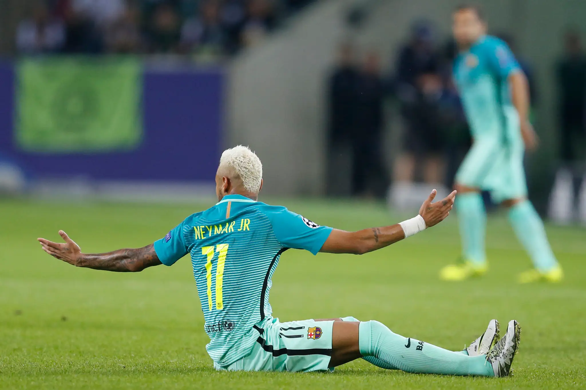 Snajper Barcelony Neymar reklamuje faul v dueli LM na pôde Borussie Mönchengladbach.