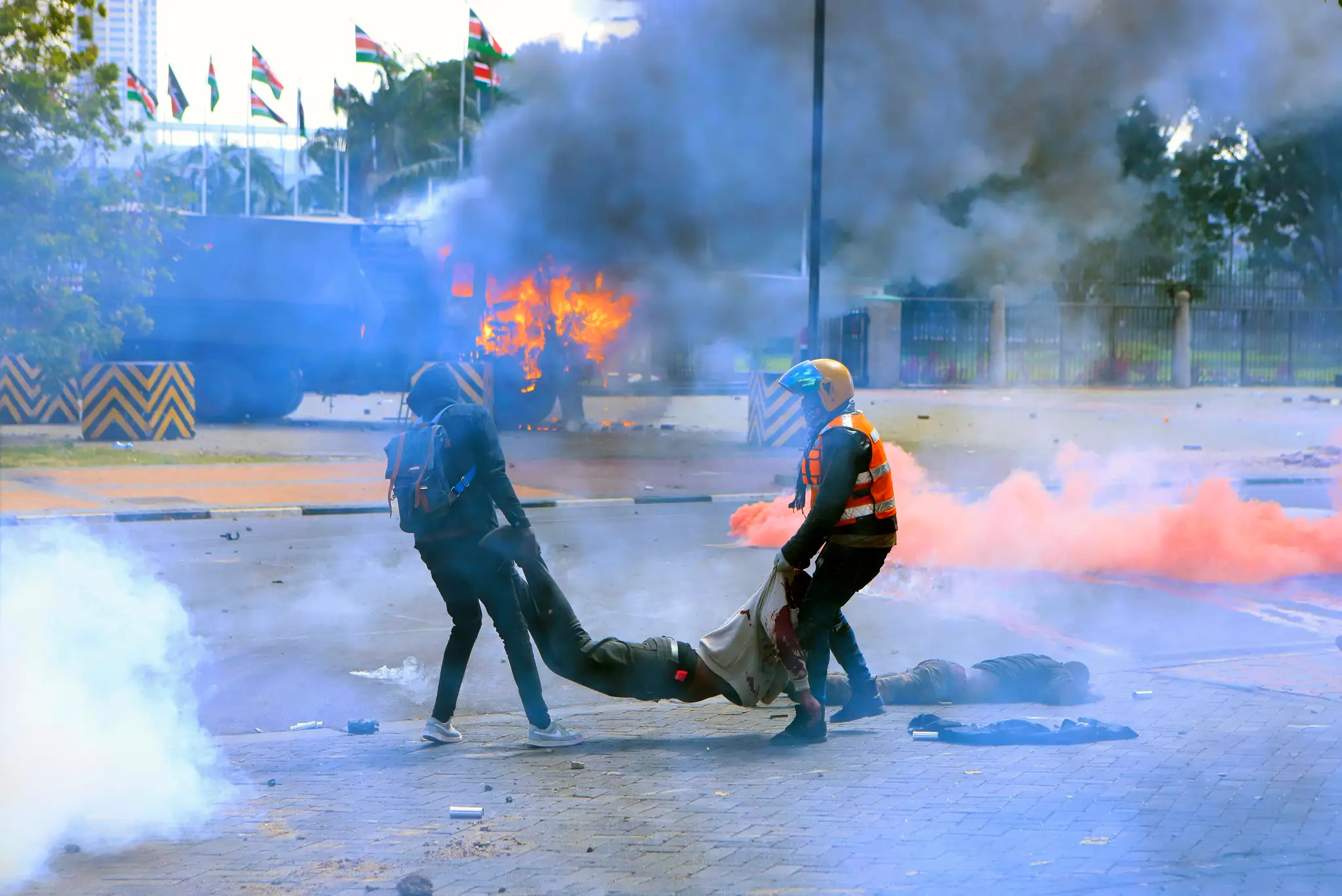 Demonštranti nesú telo muža, ktorého zastrelili počas protestu proti zavedeniu nových daní v centre Nairobi