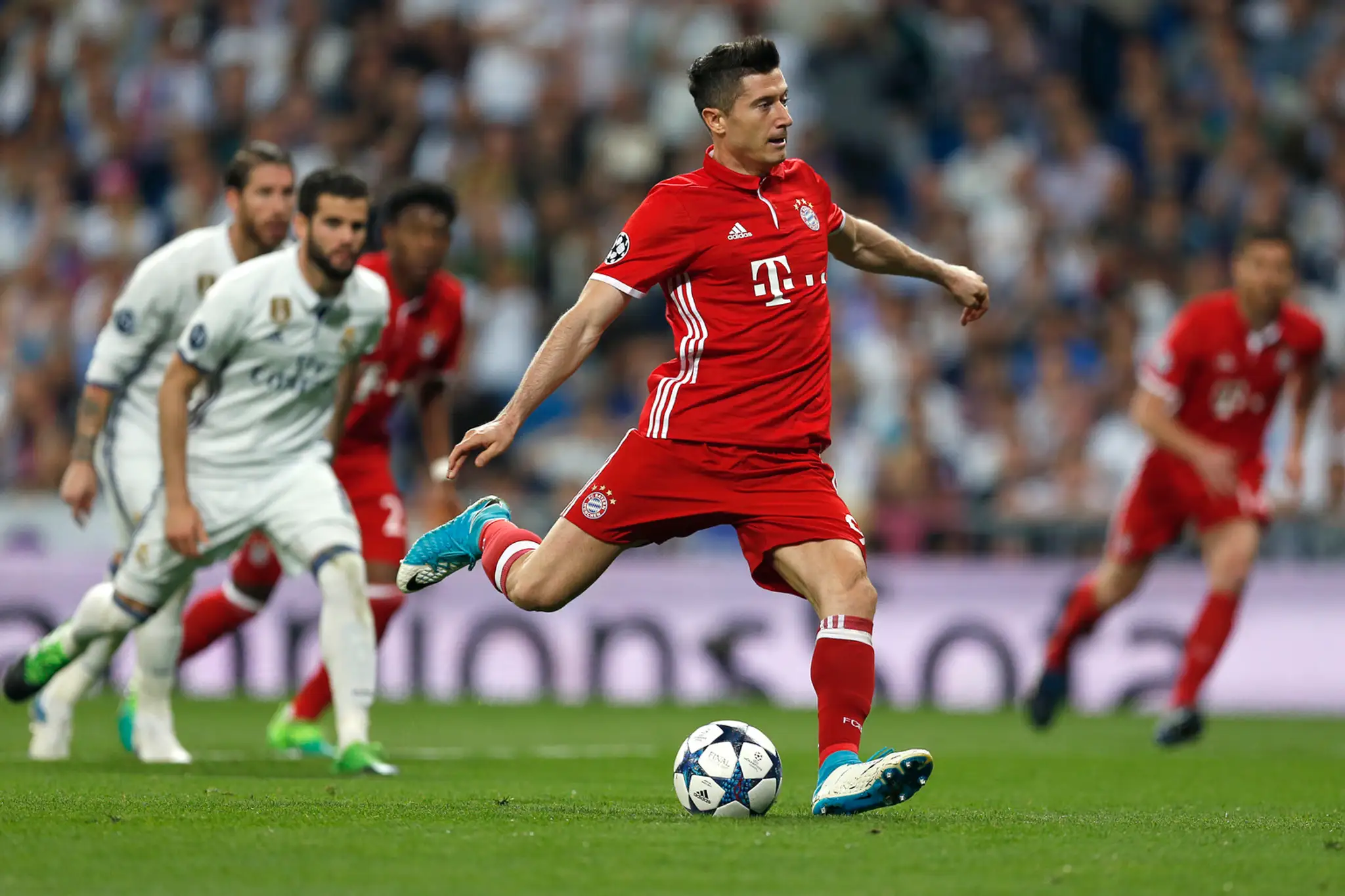 Robert Lewandowski strieľa gól Bayernu do siete Realu v odvete štvrťfinále LM.