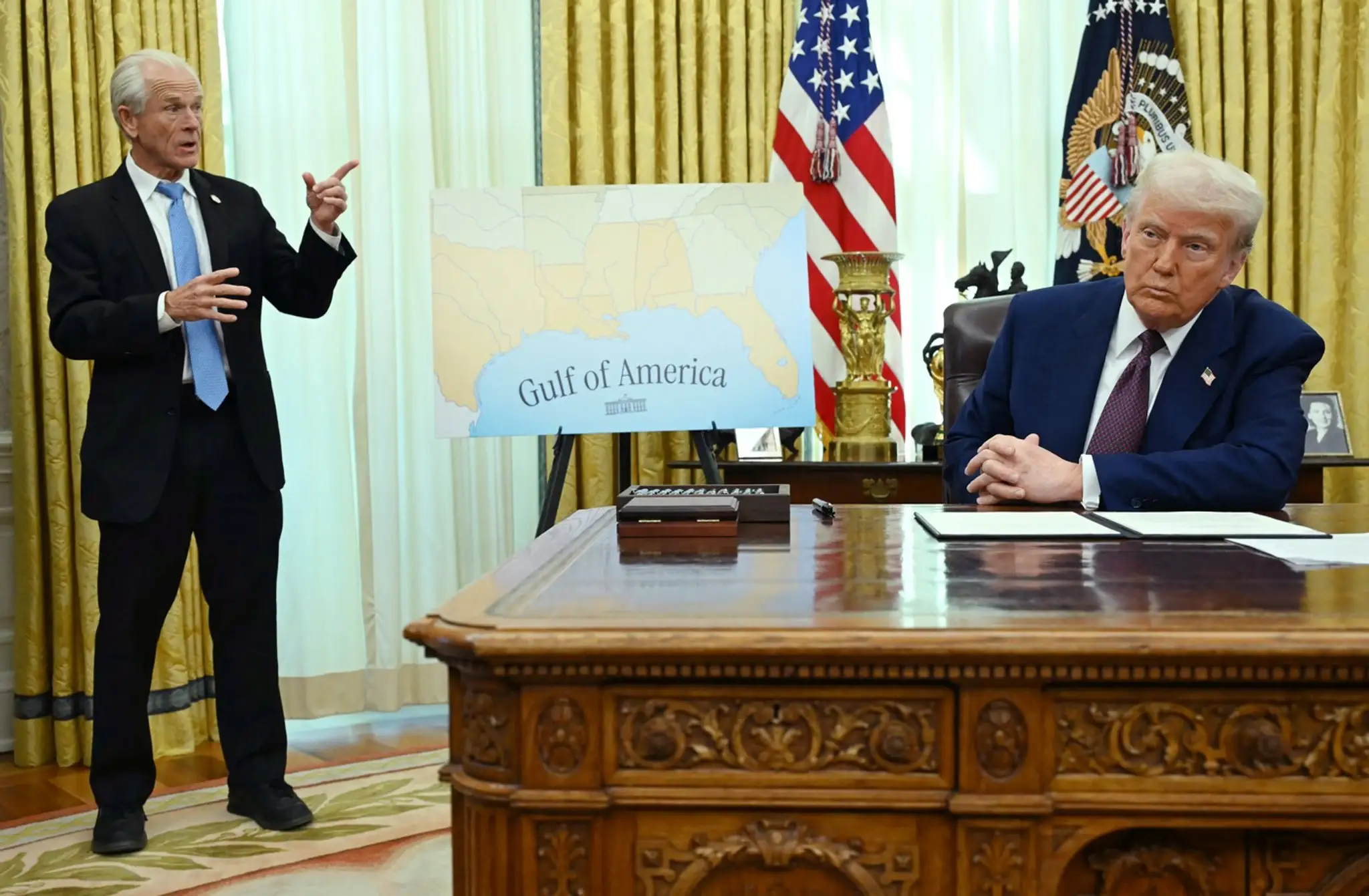 Ekonomický poradca Bieleho domu Peter Navarro v Oválnej pracovni s prezidentom USA Donaldom Trumpom.