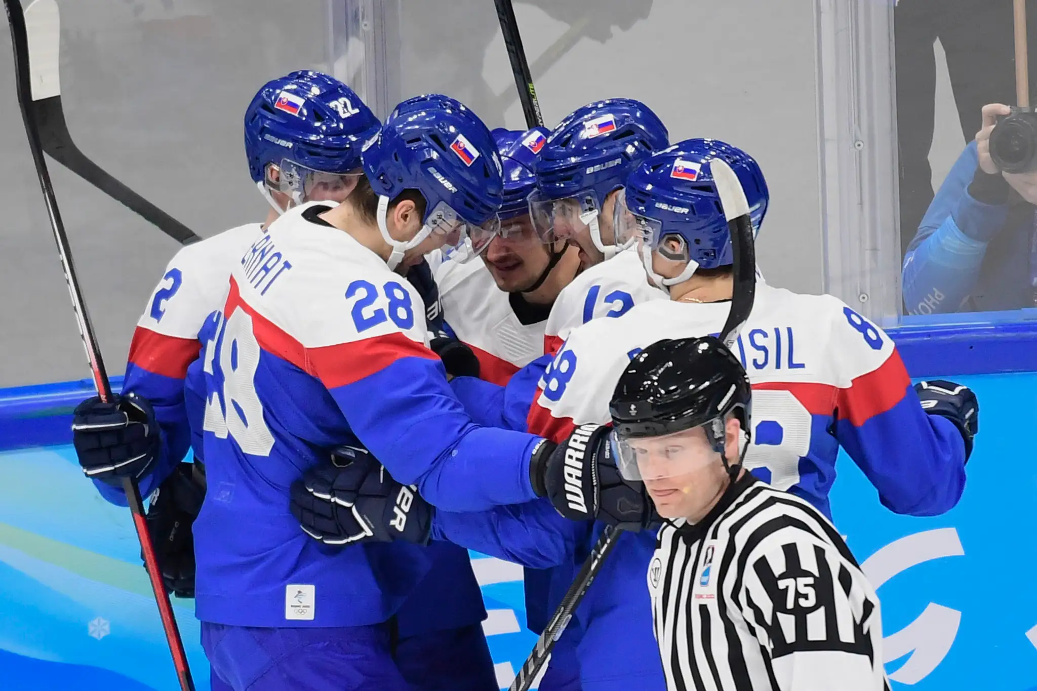 Slovenskí hokejisti sa tešia z gólu, uprostred strelec gólu Libor Hudáček v kvalifikácii o štvrťfinále ZOH 2022 proti Nemecku.