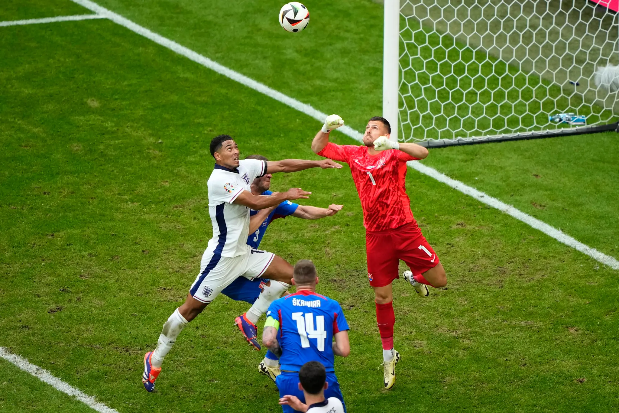 Zľava Angličan Jude Bellingham a Martin Dúbravka v osemfinále ME 2024.