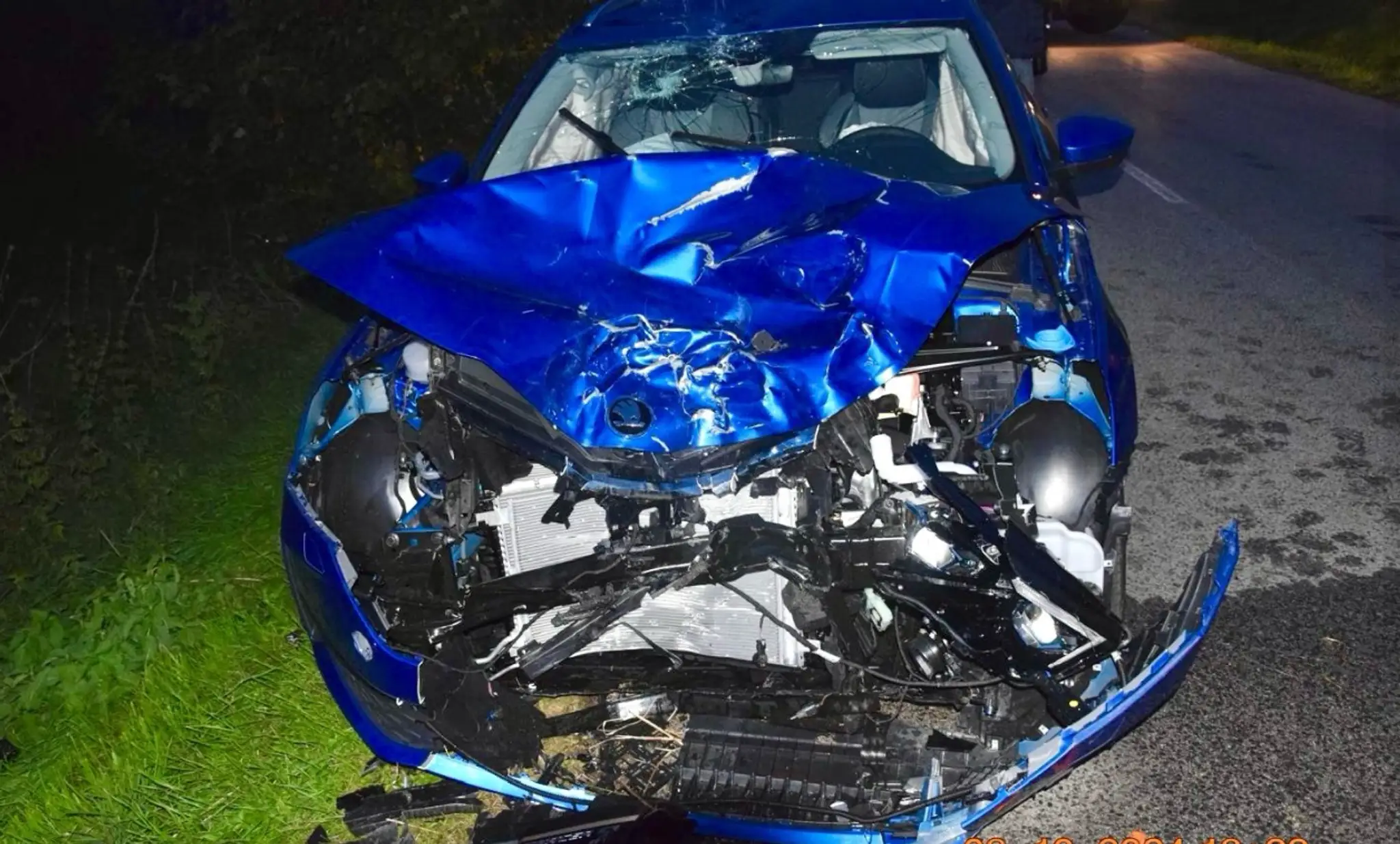 Zničené auto po zrážke s motorkárom pri Topoľčanoch.