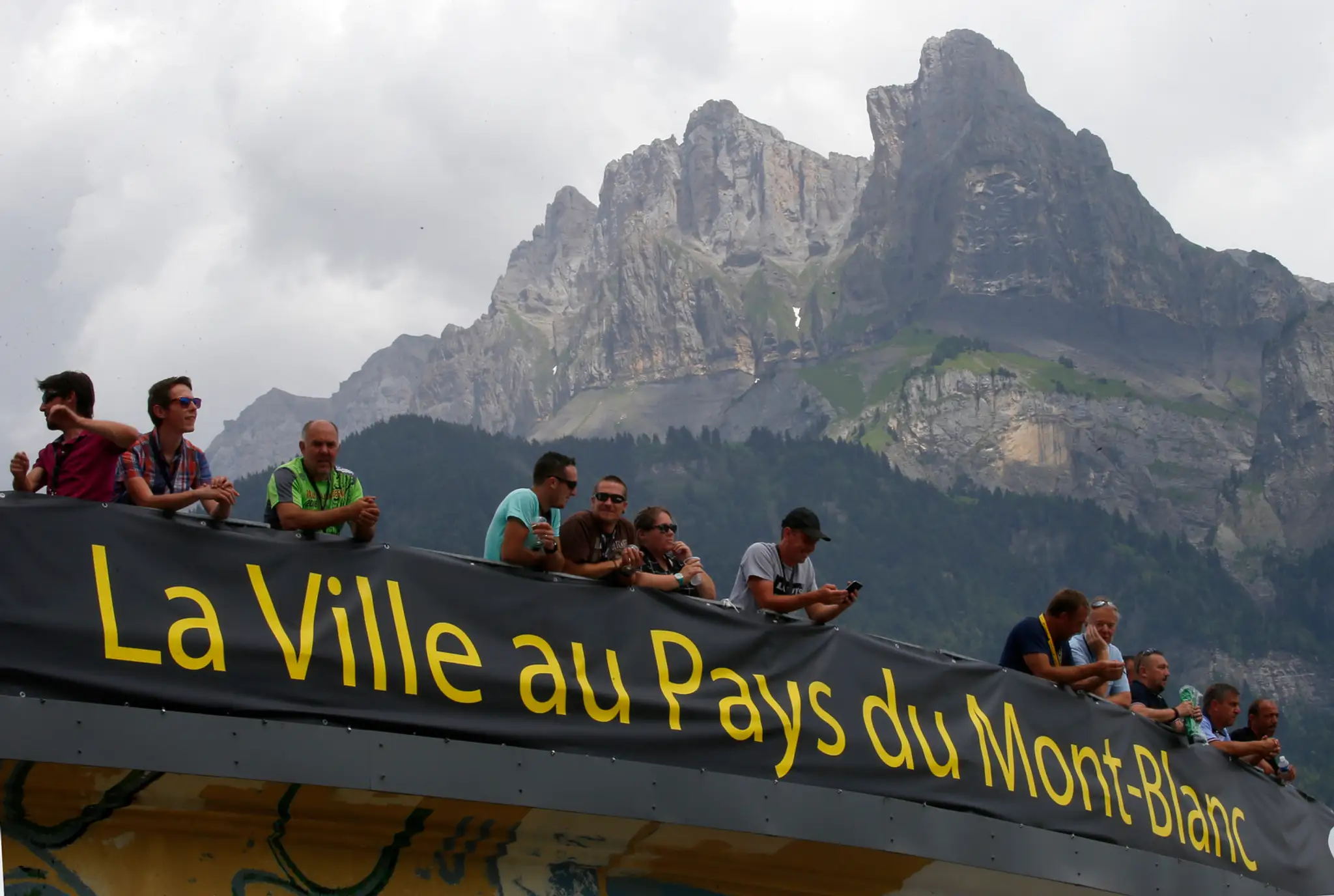 Diváci povzbudzujú pretekárov počas horskej časovky na TdF