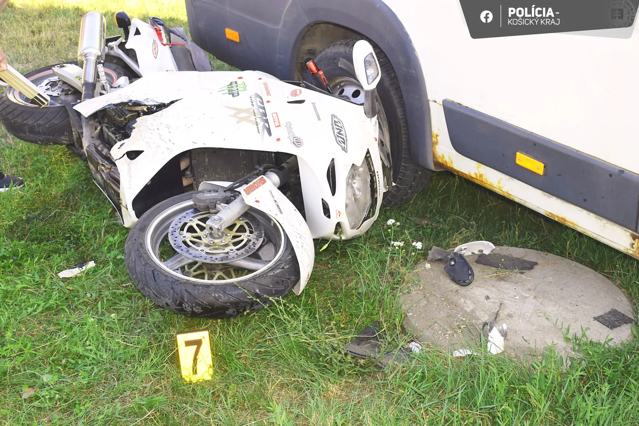 Motocykel, na ktorom zahynul 60-ročný muž, skončil pod kolesami auta.