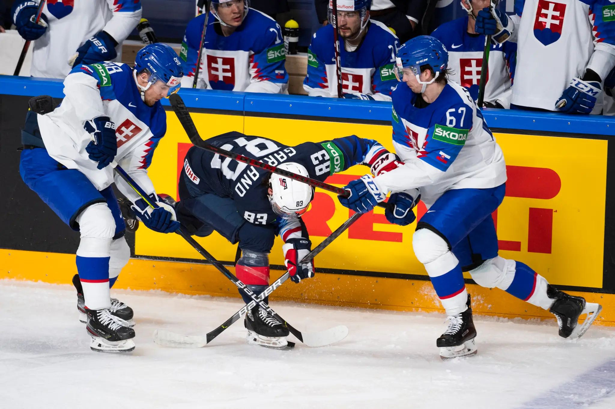 Šarvátka vo štvrťfinále MS 2021 - v strede zľava Miloš Kelemen a kapitán USA Brian Boyle.