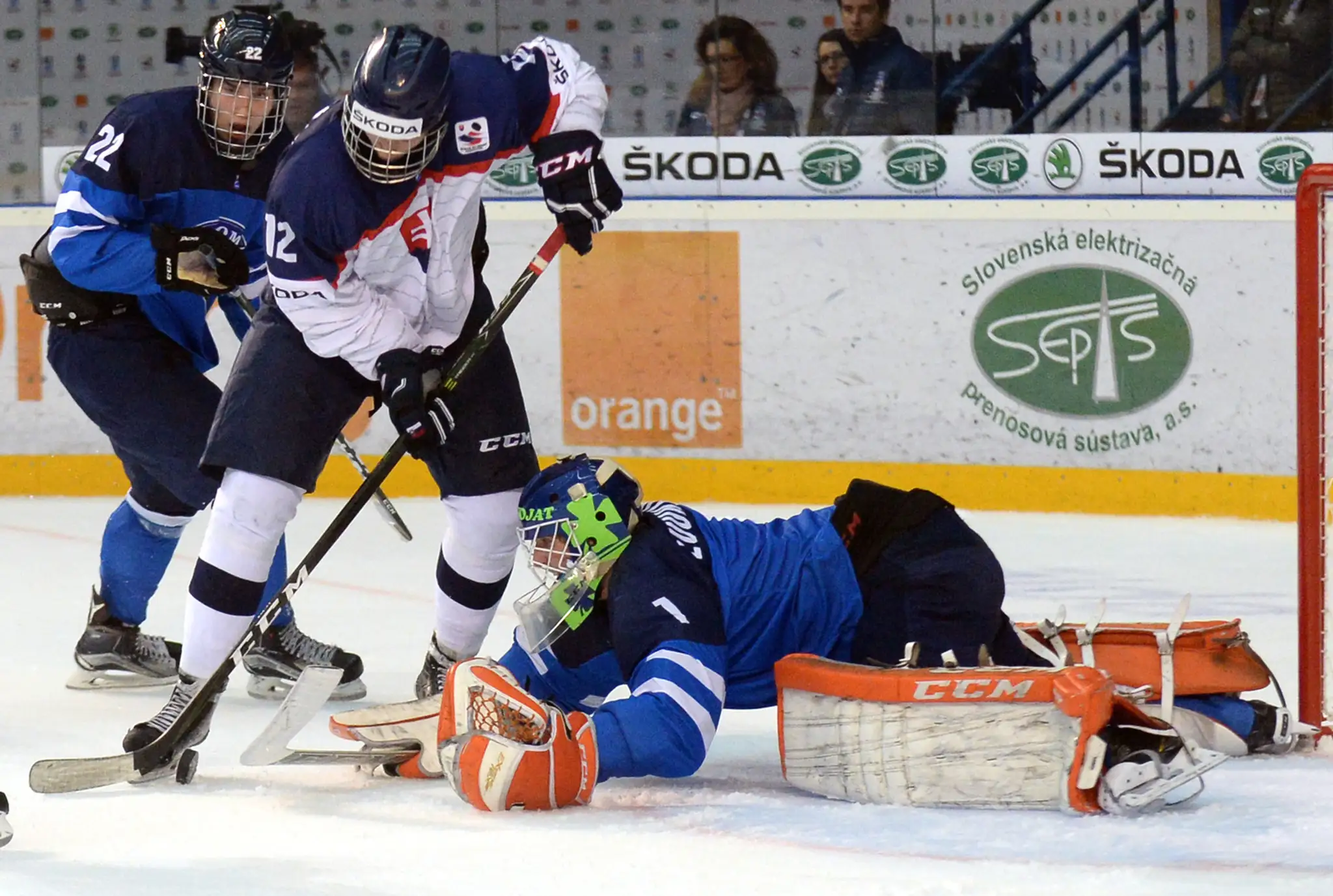 Filip Krivošík (vľavo) zo SR 18 bojuje na MS pred bránkou Fínska, ktorú háji Ukko-Pekka Luukkonen.