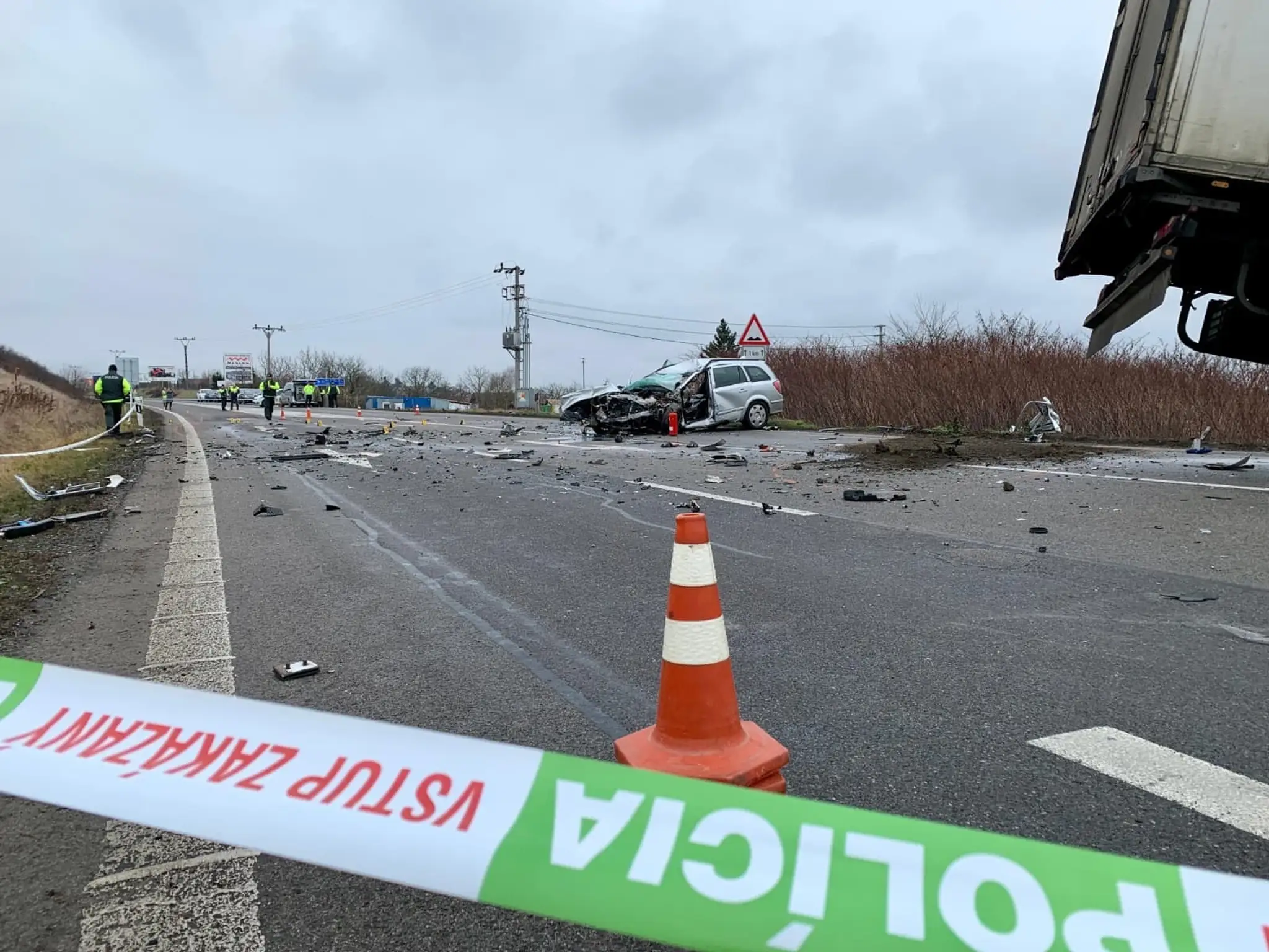 Po nehode bolo osobné auto na ceste a nákladné mimo nej