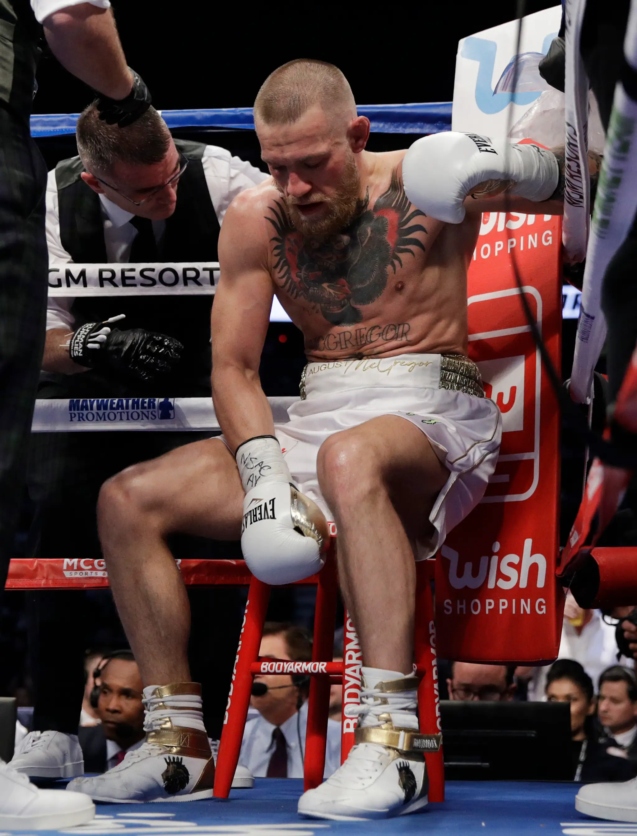 Zronený Conor McGregor počas duelu s Floydom Mayweatherom.