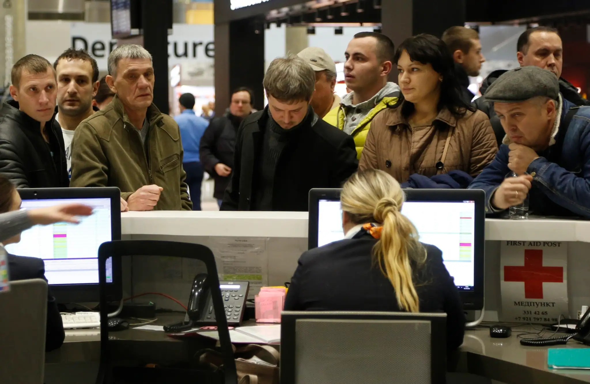 Príbuzní sa zhromaždujú pri informačnom centre leteckej spoločnosti Kogalymavia na letisku Pulkovo v Petrohrade.