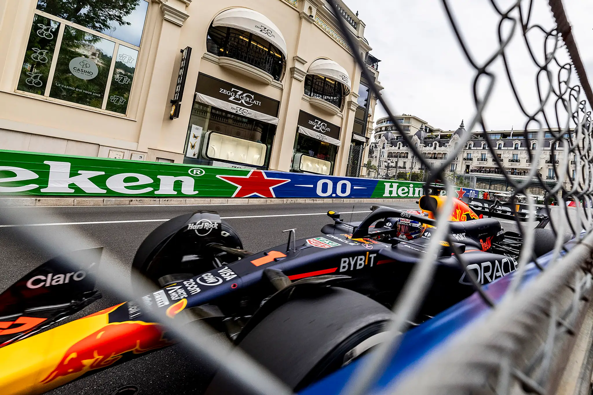 Holanďan Max Verstappen natlačený pri bariére.