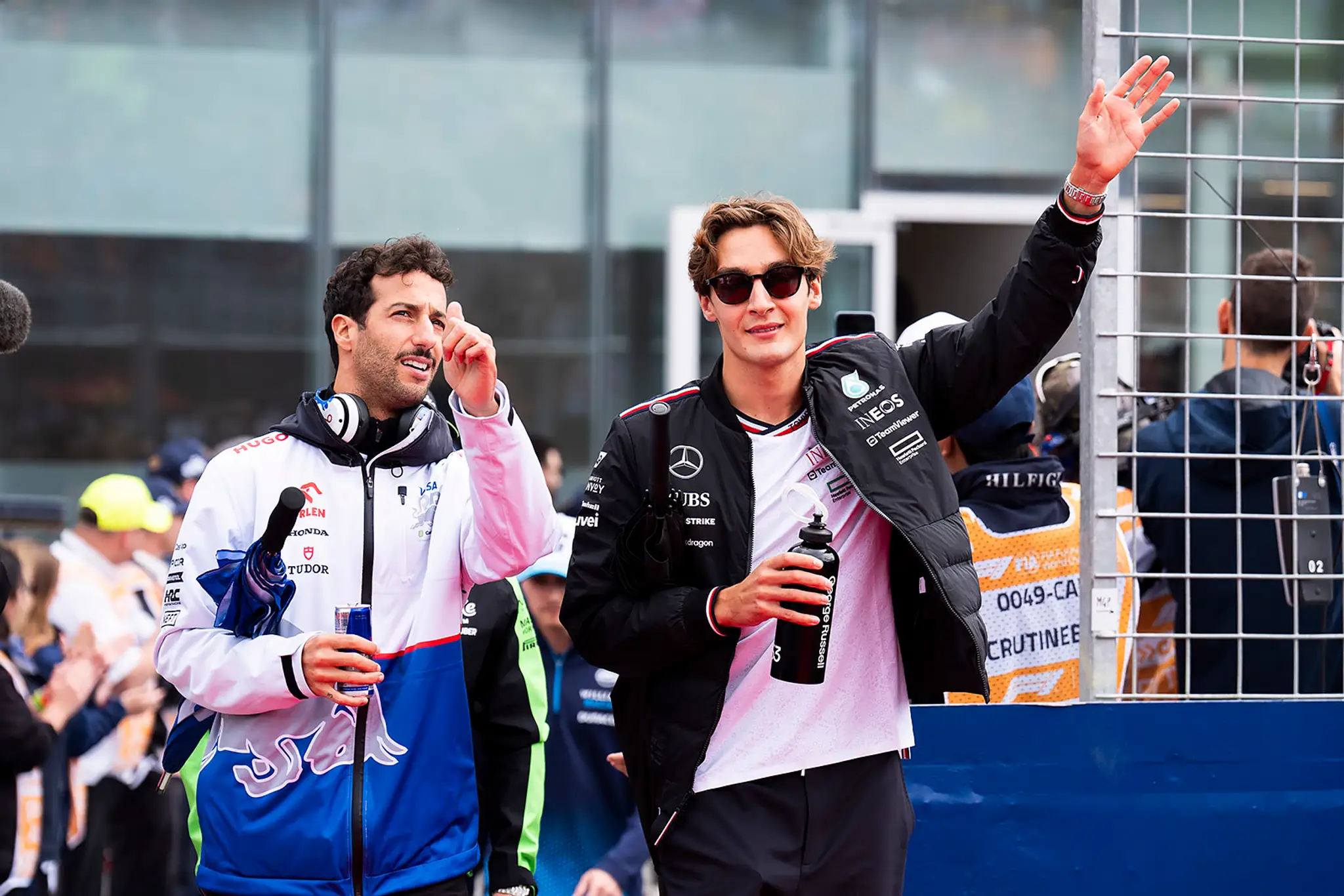 Daniel Ricciardo a George Russell.
