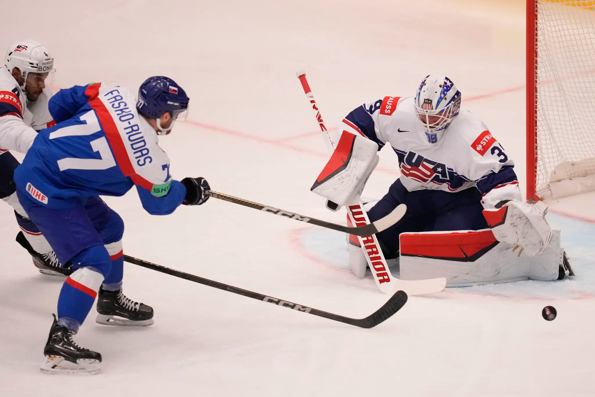 Gólman USA Alex Nedeljkovic pred Martinom Faškom-Rudášom na MS 2024.