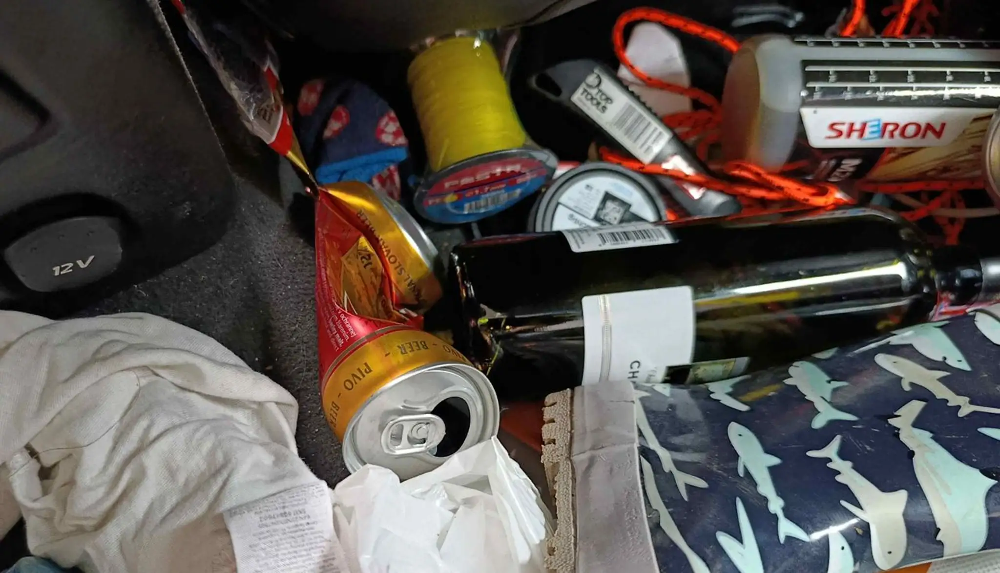 Opitý muž si po nehode ustlal v kufri a spal. V aute našli policajti niekoľko fliaš alkoholu. Vedľa muža sa hral jeho malý syn.