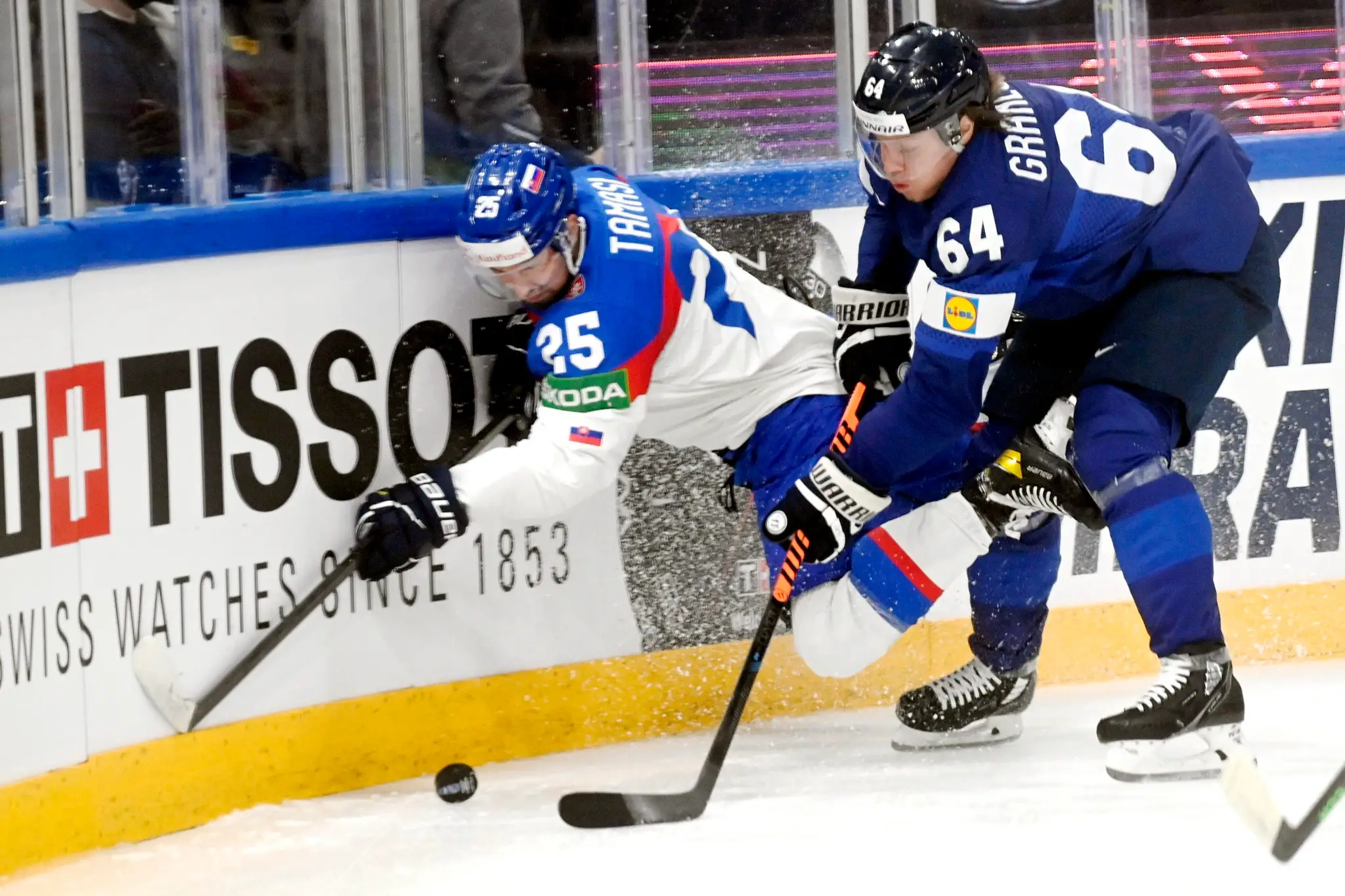 Fín Mikael Granlund v súboji s Alexom Tamášim vo štvrťfinále MS 2022.