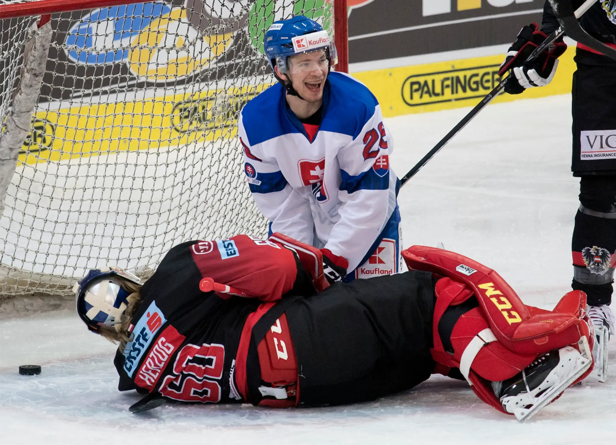 Gólová radosť Mariána Studeniča v dueli Euro Hockey Challenge v Rakúsku, dole gólman súpera Lukas Herzog.