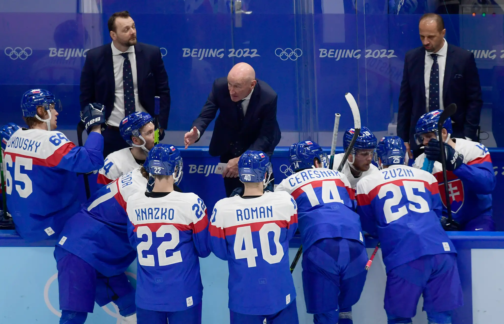 Slovenská reprezentácia počúva pokyny kouča Craiga Ramsayho počas kvalifikácie o štvrťfinále ZOH 2022 s Nemeckom.