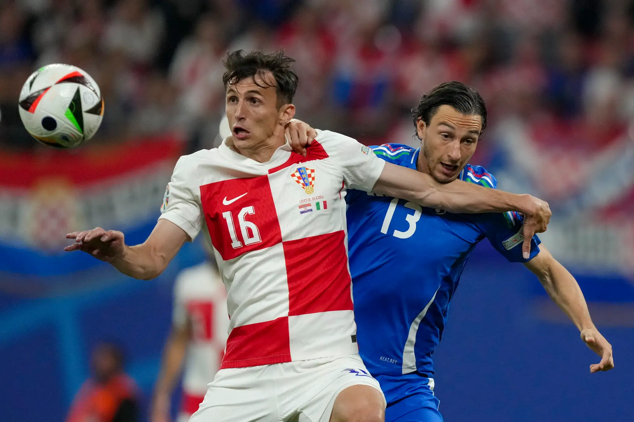 Zľava Chorvát Ante Budimir a Talian Matteo Darmian v zápase na ME 2024.