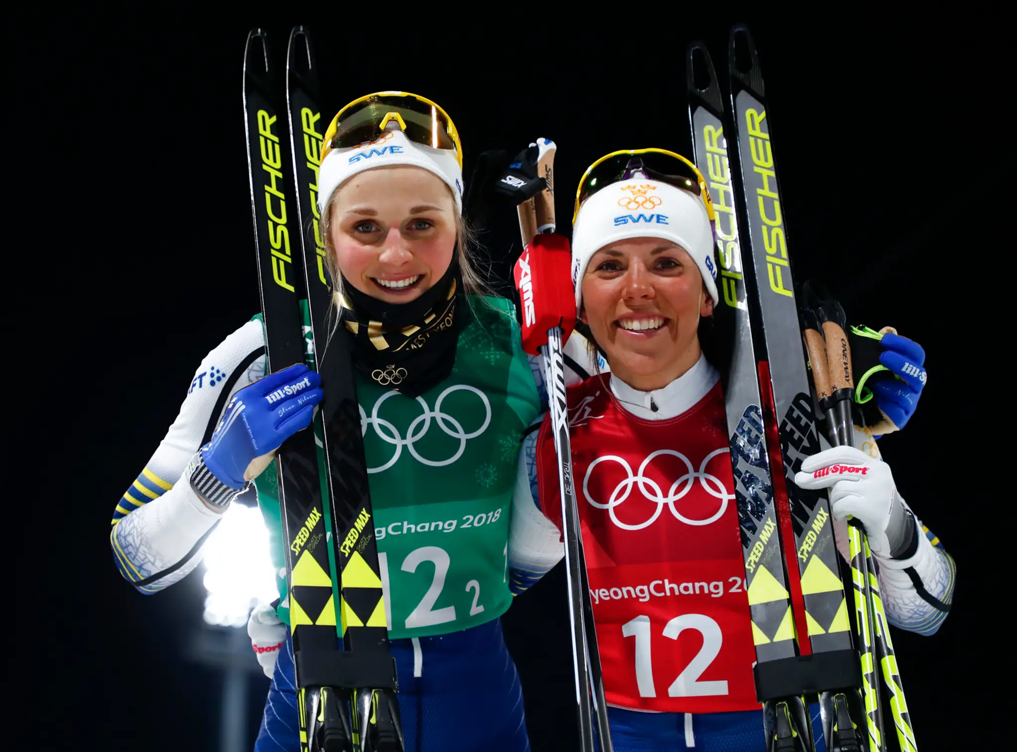 Americké bežkyne na lyžiach Jessica Digginsová (vľavo) a Kikkan Randallová so zlatom v tímovom šprinte voľnou technikou na ZOH 2