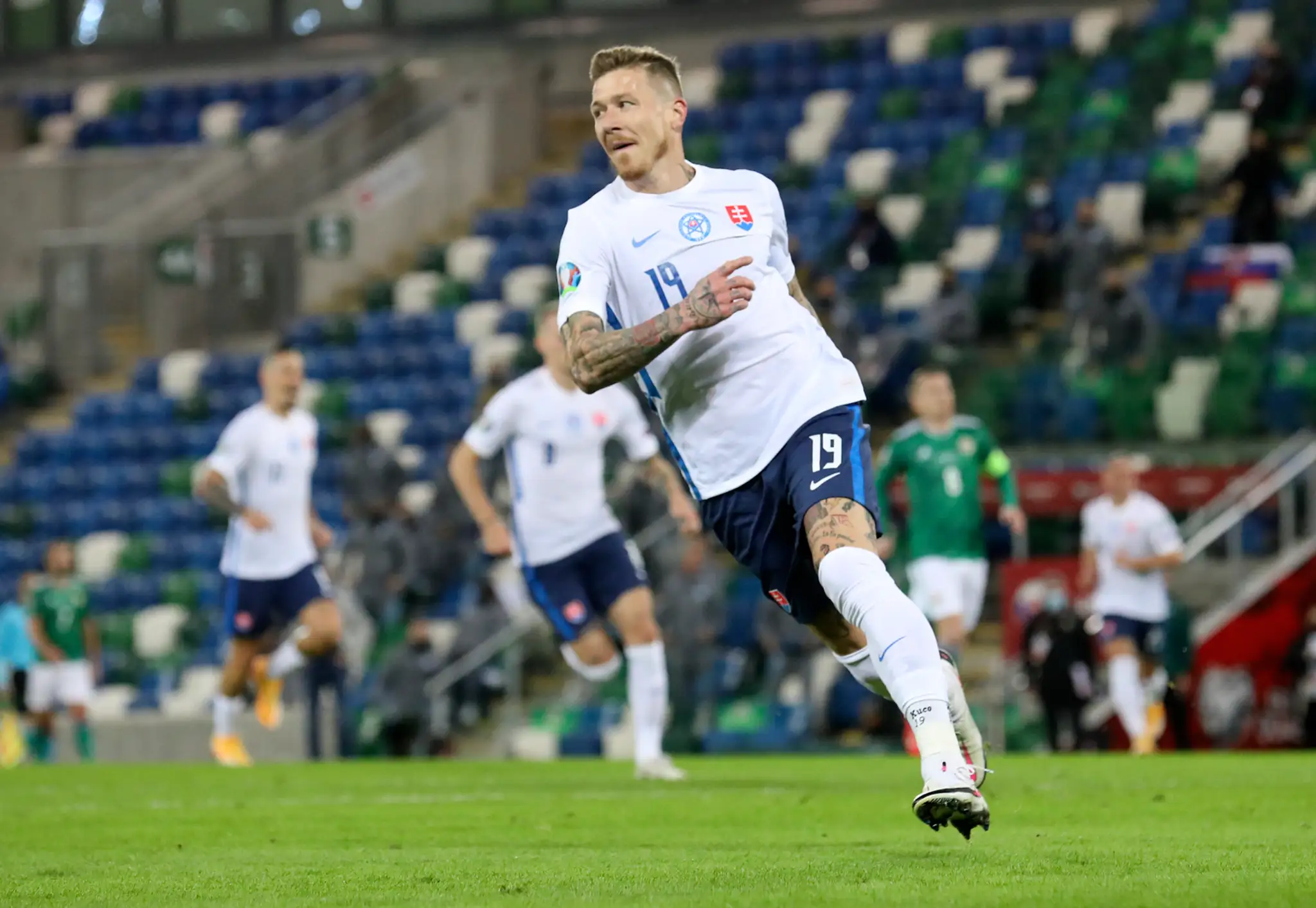 Sprava Albert Rusnák a Severoír Josh Magennis bojujú o loptu vo finále play off EURO 2020.