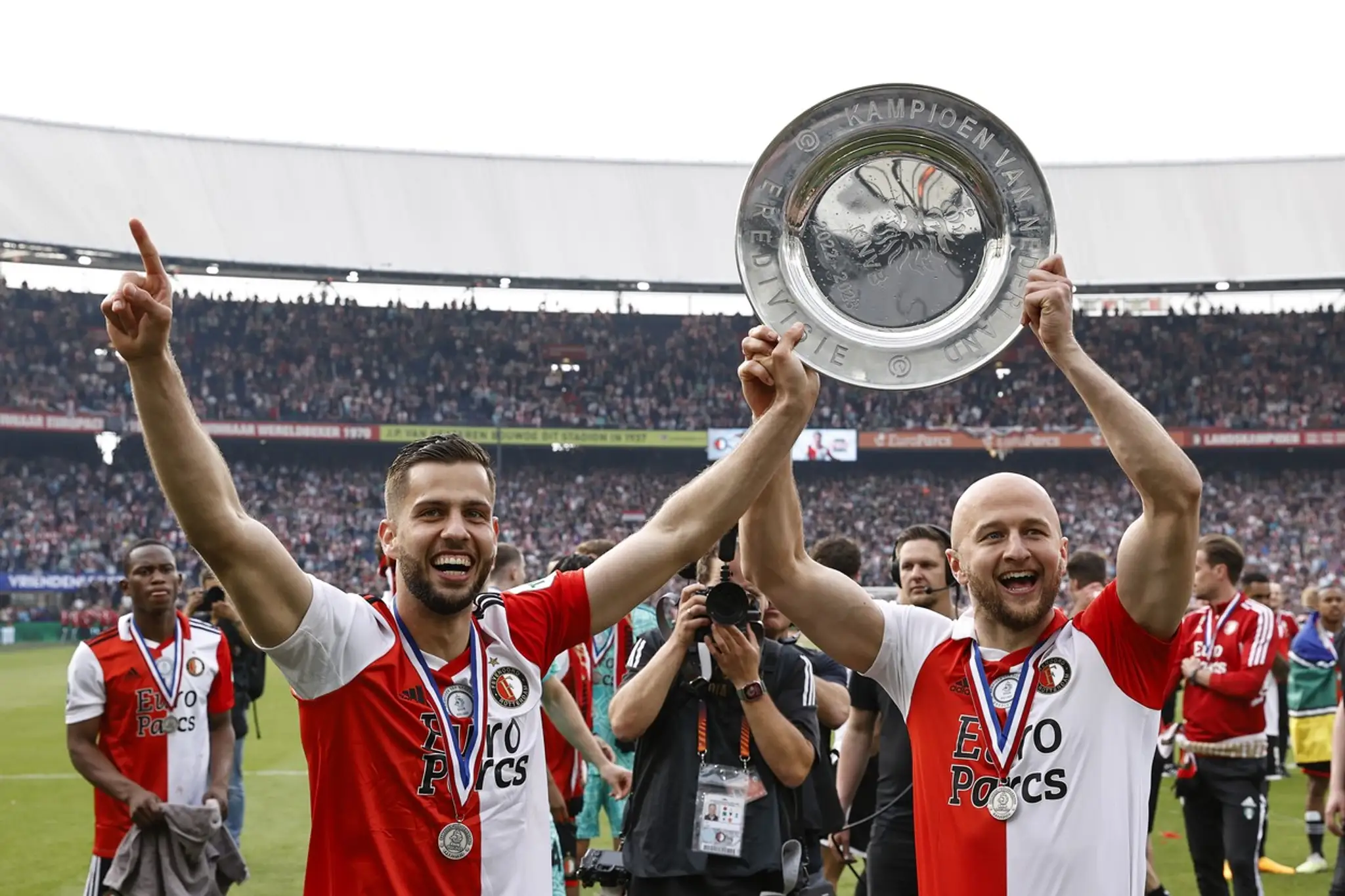 Dávid Hancko (vľavo) oslavuje so spoluhráčom z Feyenoordu holandský titul.