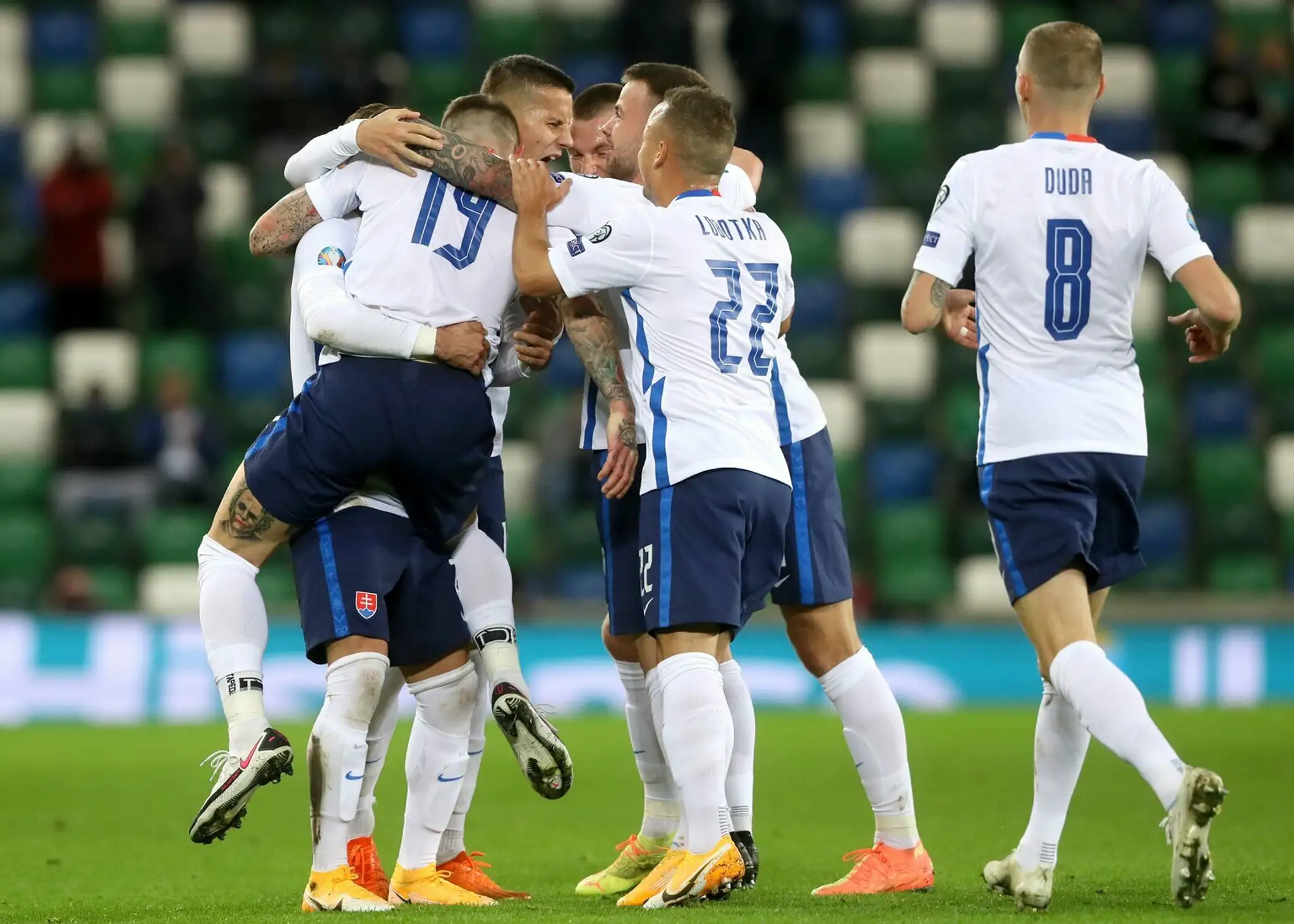 Zľava Milan Škriniar a Severoír Conor Washington bojujú o loptu vo finále play off EURO 2020.