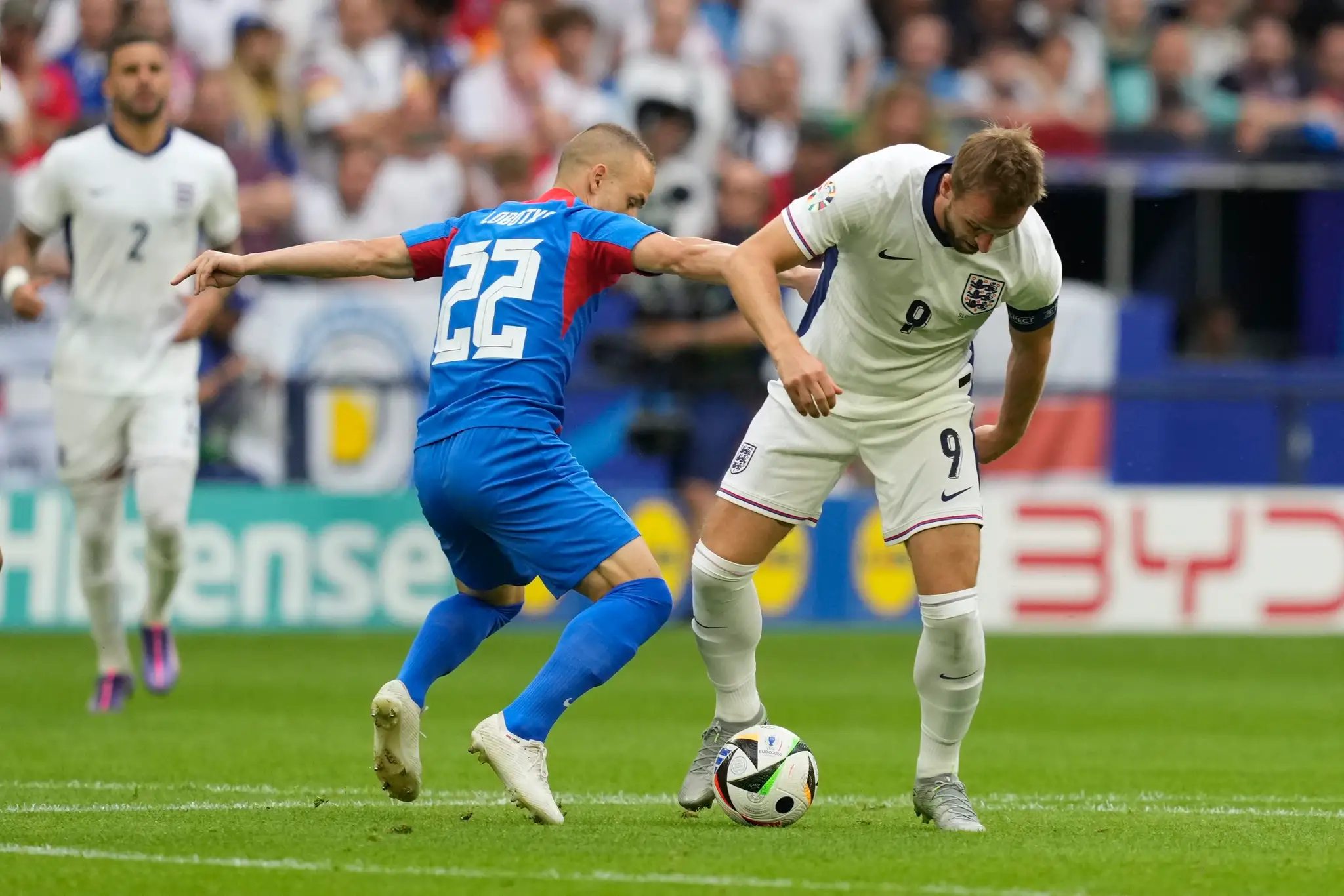 Sprava Angličan Harry Kane a Stanislav Lobotka v súboji v osemfinále ME 2024.