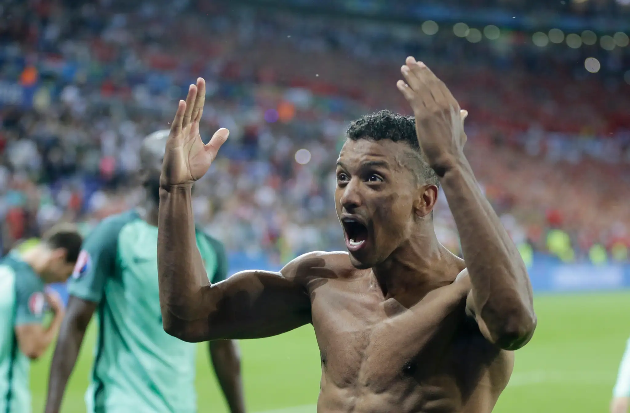 Portugalčan Nani jasá po semifinálovom triumfe nad Walesom na ME vo Francúzsku.