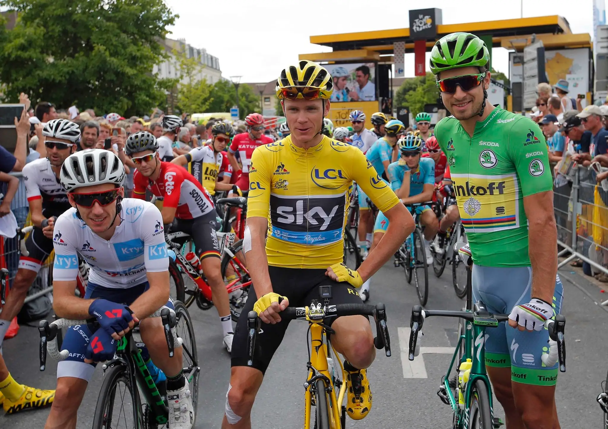 Pred štartom posledne etapy TdF 2016, zľava: Brit Adam Yates - najlepší pretekár do 25 rokov, Brit Chris Froome - celkový víťaz,